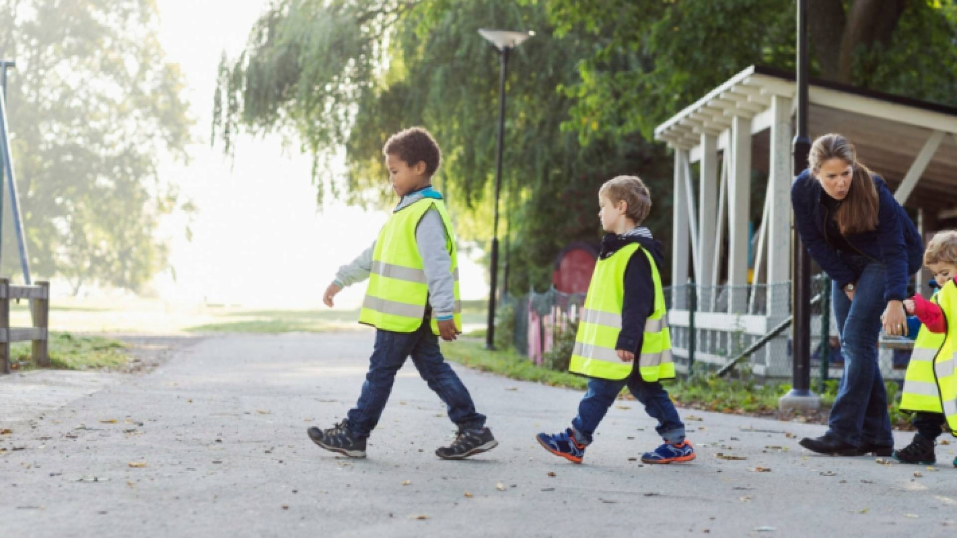سويدية تدرب اطفالا على قطع الشارع- ارشيفية