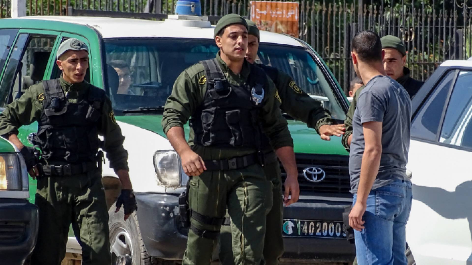 عناصر من الأمن الجزائري