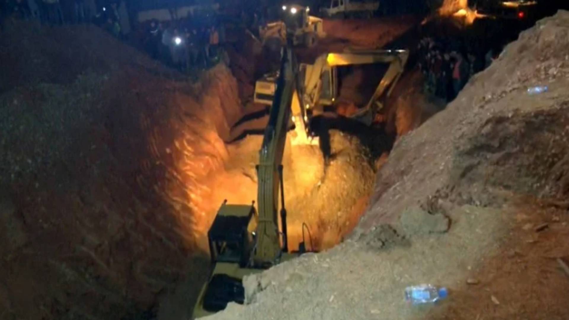 جانب من عمليات الحفر لإنقاذ الطفل ريان