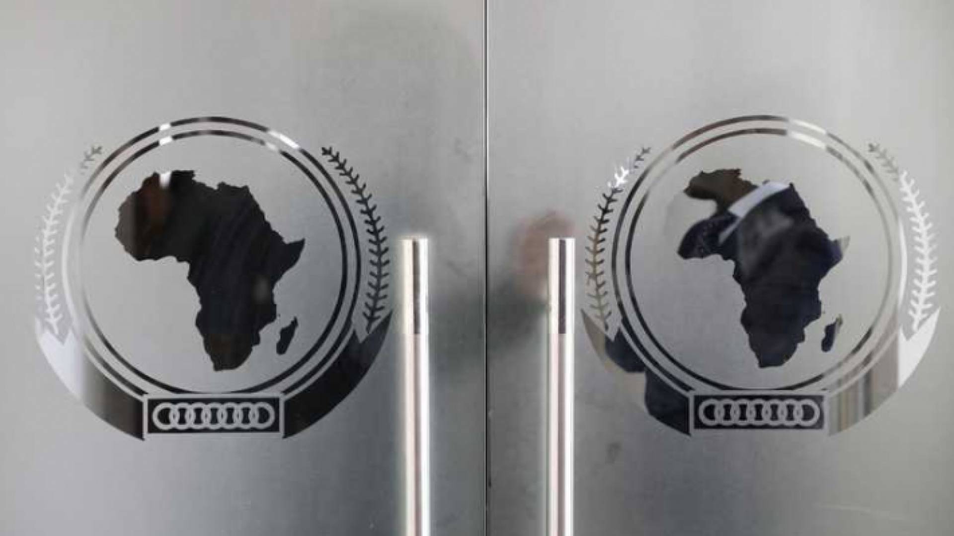 خارطة افريقيا على بوابة زجاجية