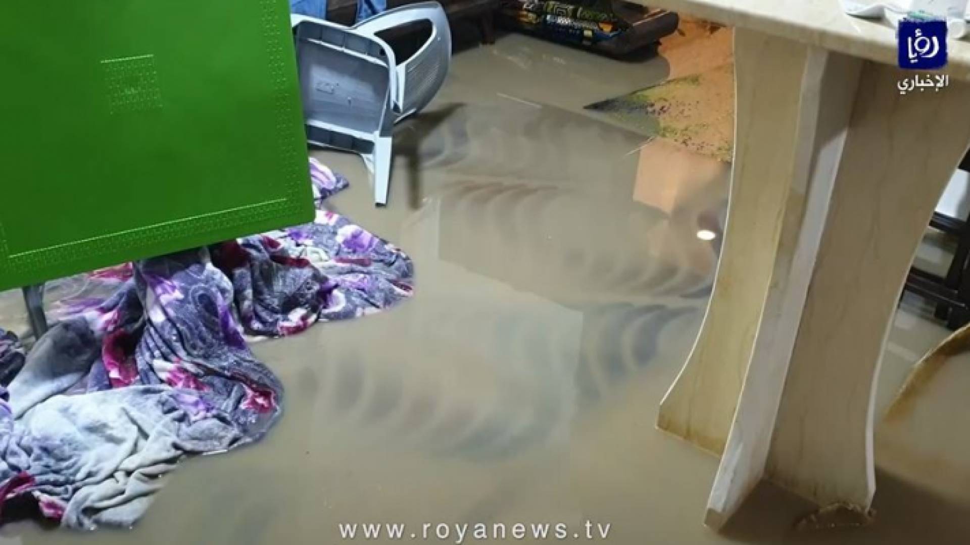 من داخل المسجد الذي داهمته مياه الأمطار