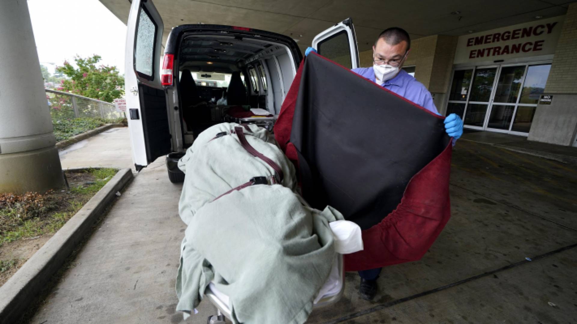 لحظة نقل جثمان أحد المتوفين بفيروس كورونا في الولايات المتحدة