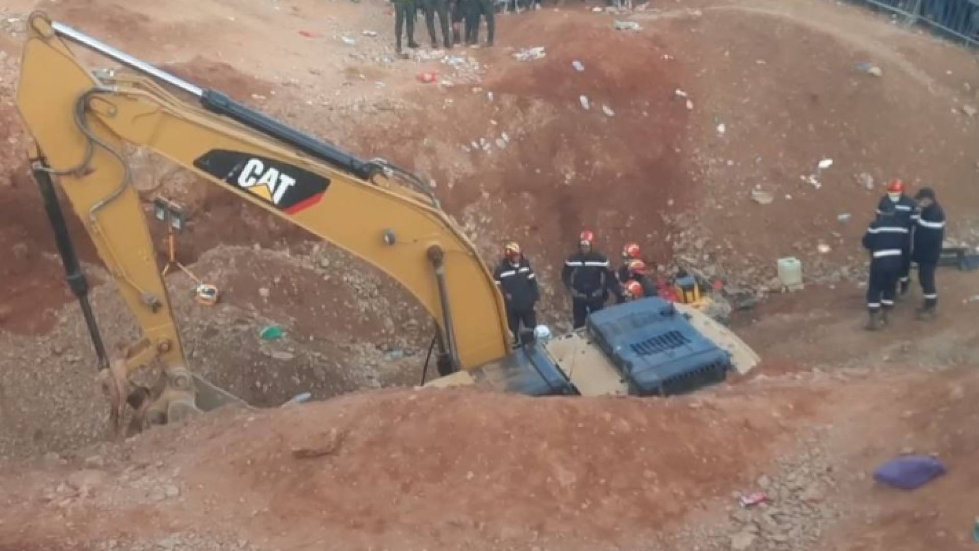 جانب من عمليات الحفر لإنقاذ الطفل ريان