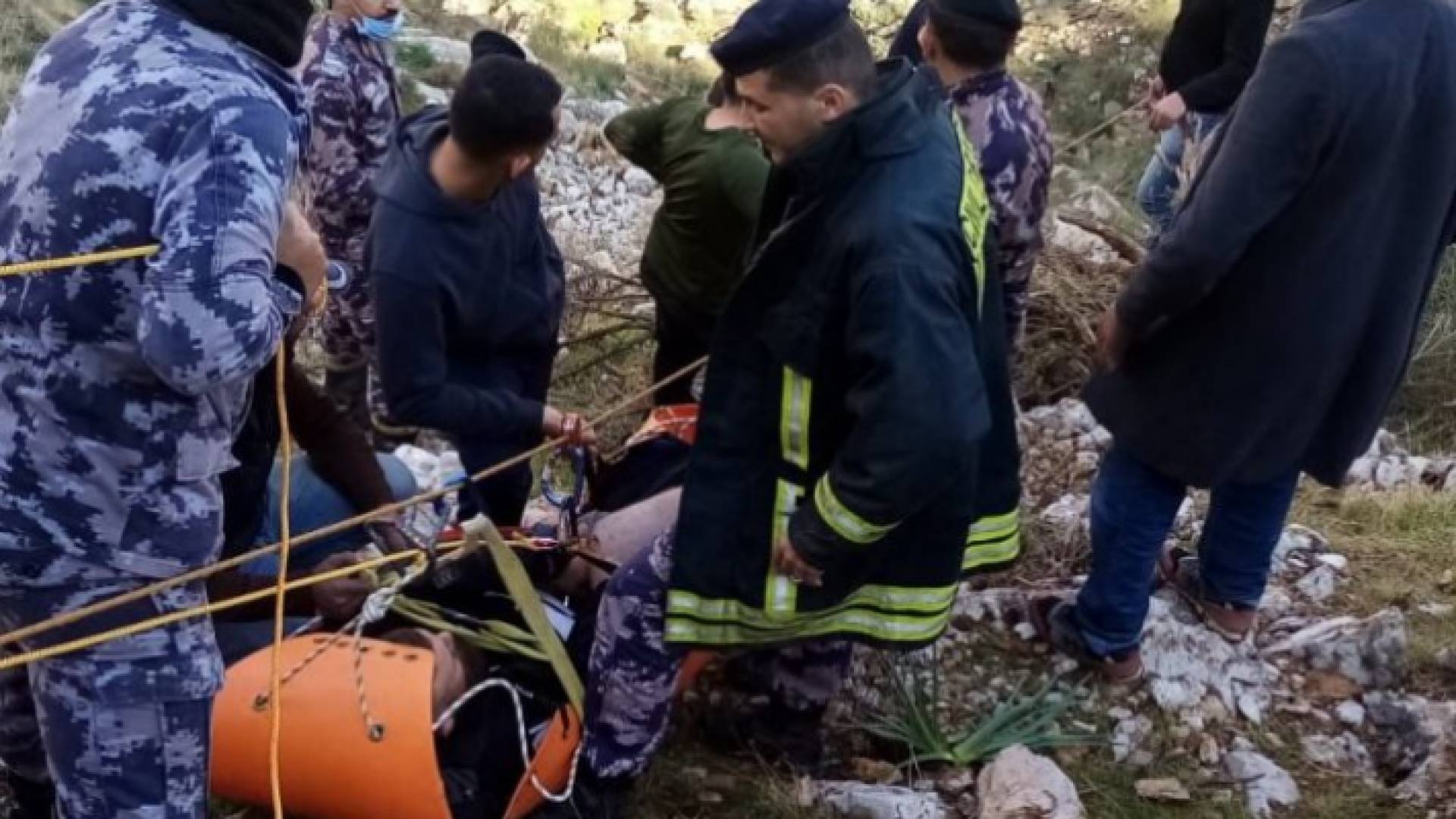 الدفاع المدني تنقذ شخصا سقط من مقطع صخري - ارشيفية