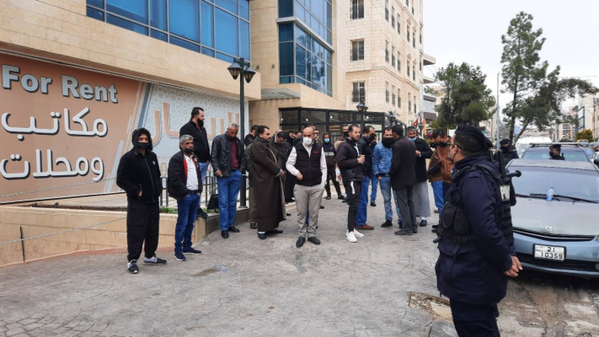 أصحاب شاحنات ينظكون وقفة إحتجاجية أمام وزارة النقل