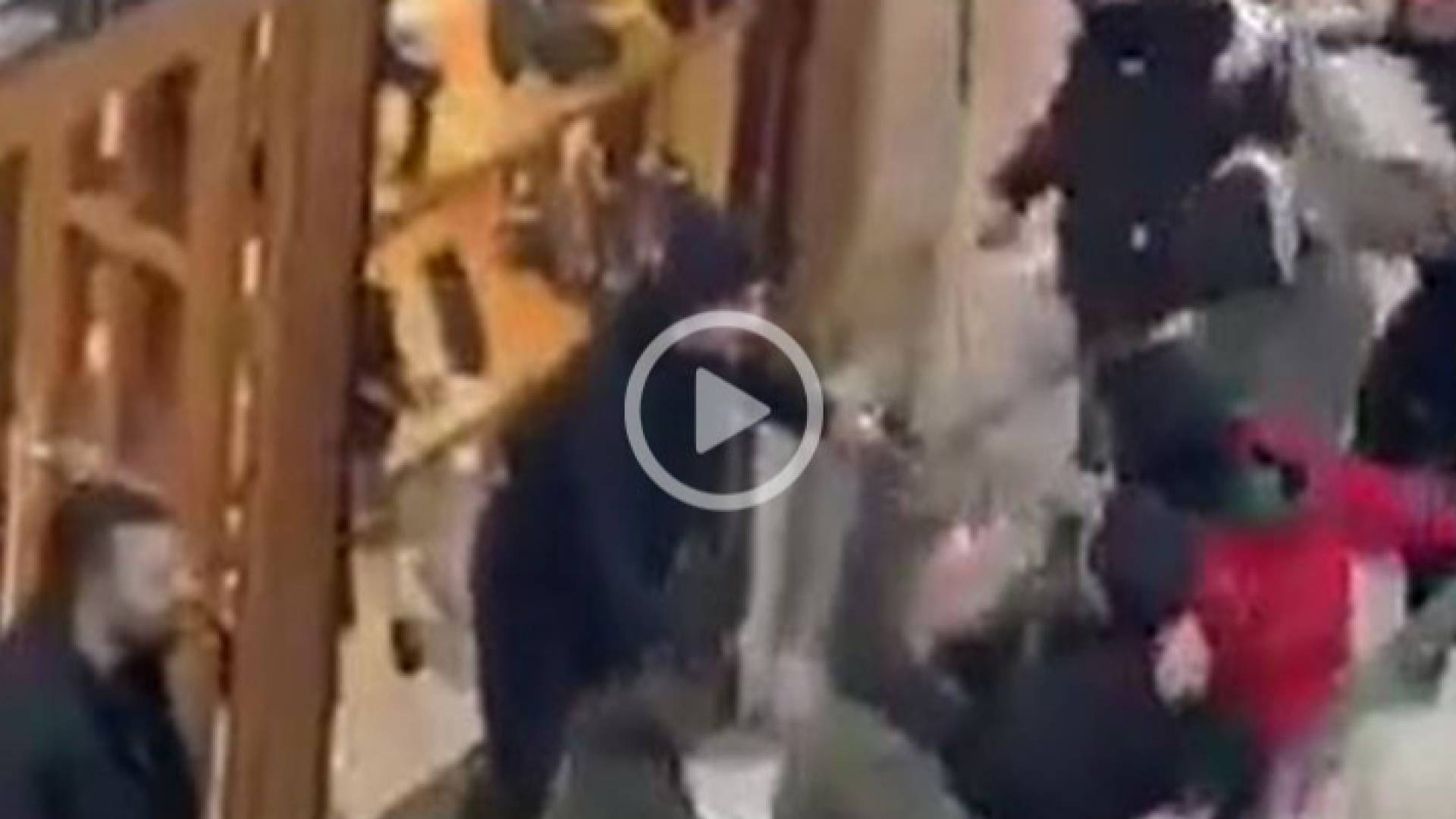 إطلاق نار وتكسير محل تجاري في أحد المولات