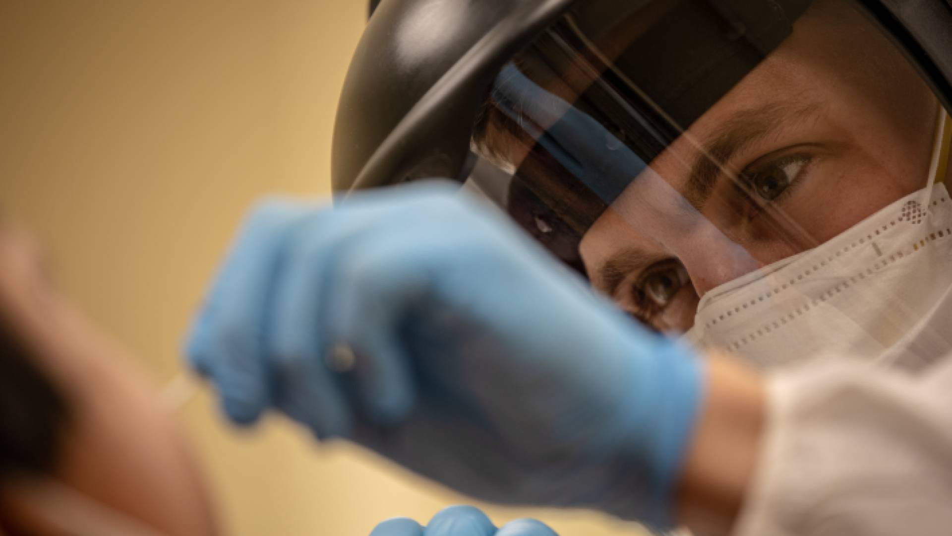 عامل في القطاع الصحي الفلسطيني - أرشيفية