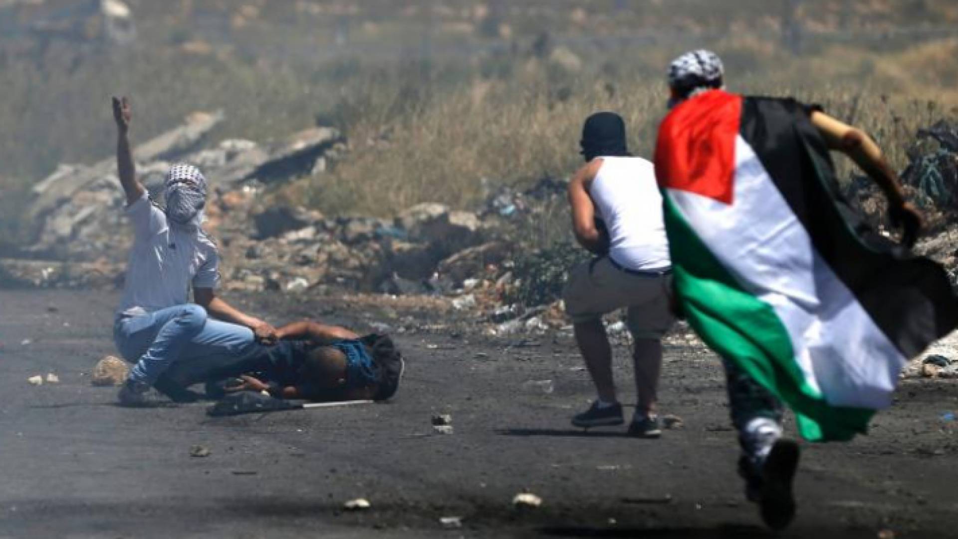 فلسطينيون خلال مواجهات مع الاحتلال