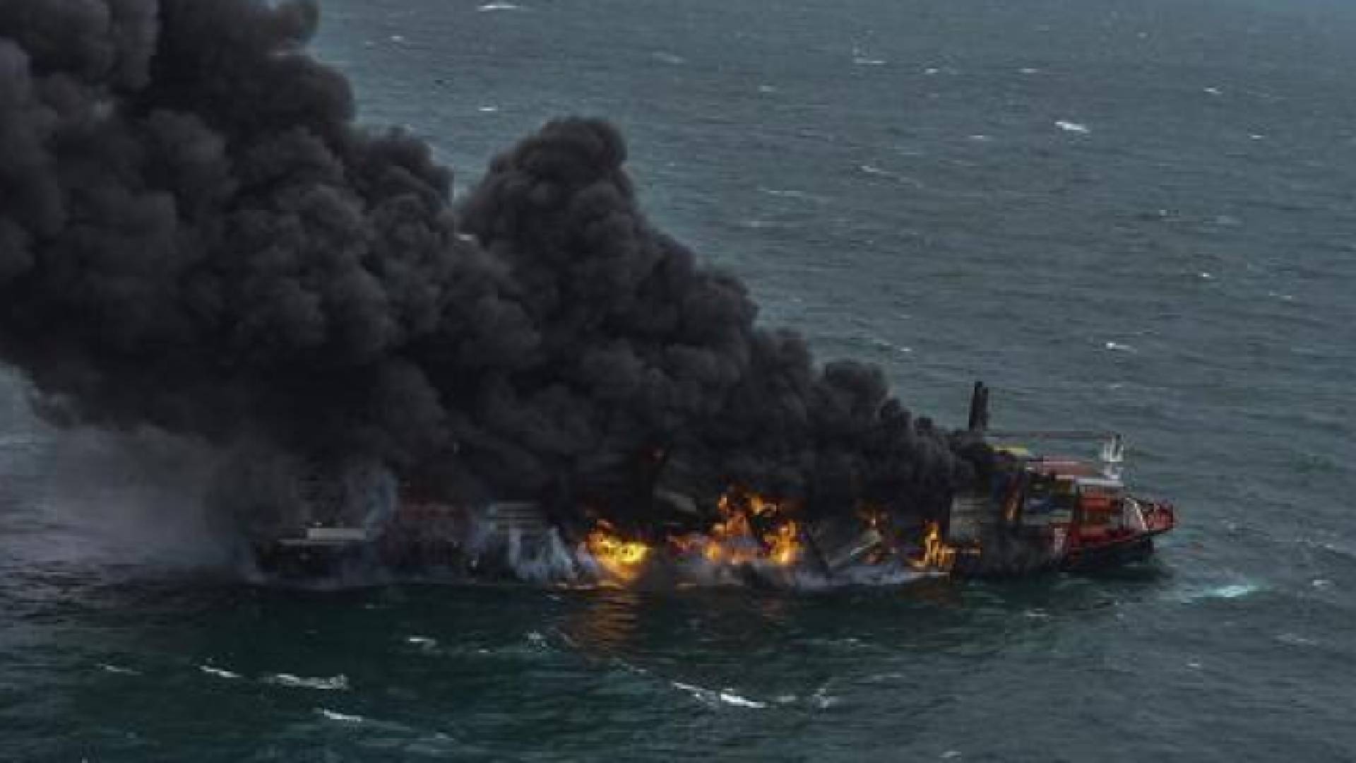 احتراق سفينة في عرض البحر