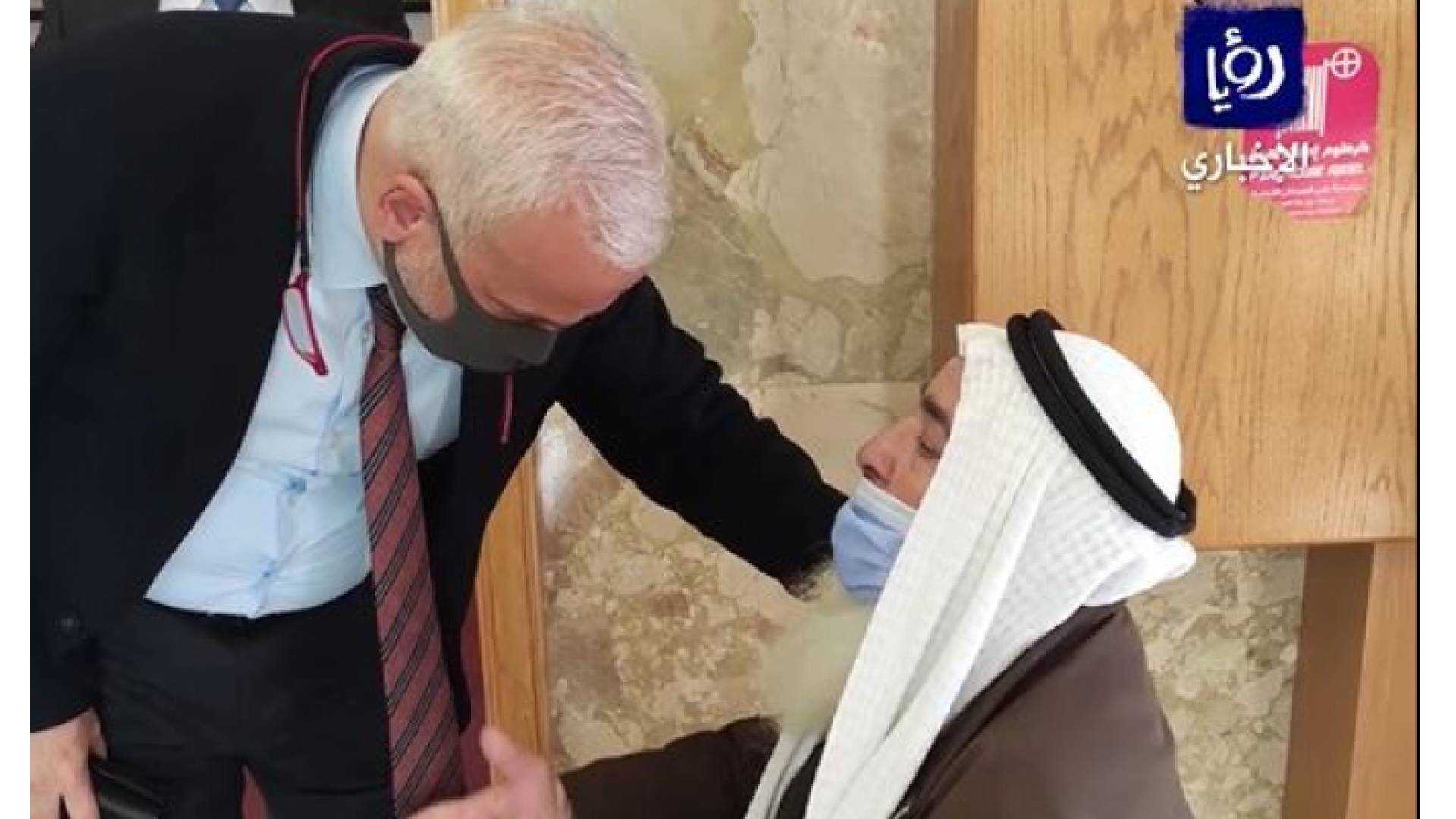 مسن يطلب مقابلة رئيس الوزراء