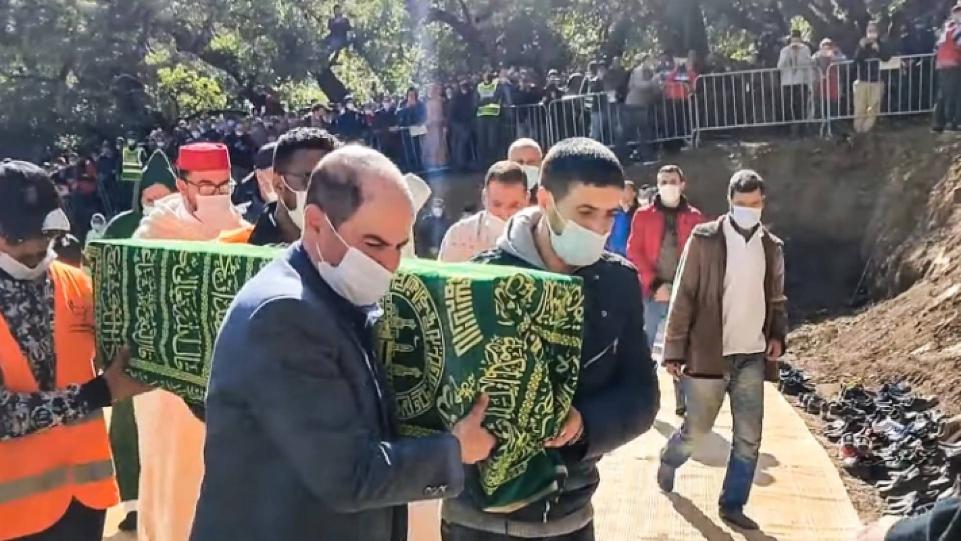 تكبيرات ودموع.. المغرب يشيع "طفل العالم" إلى مثواه الأخي