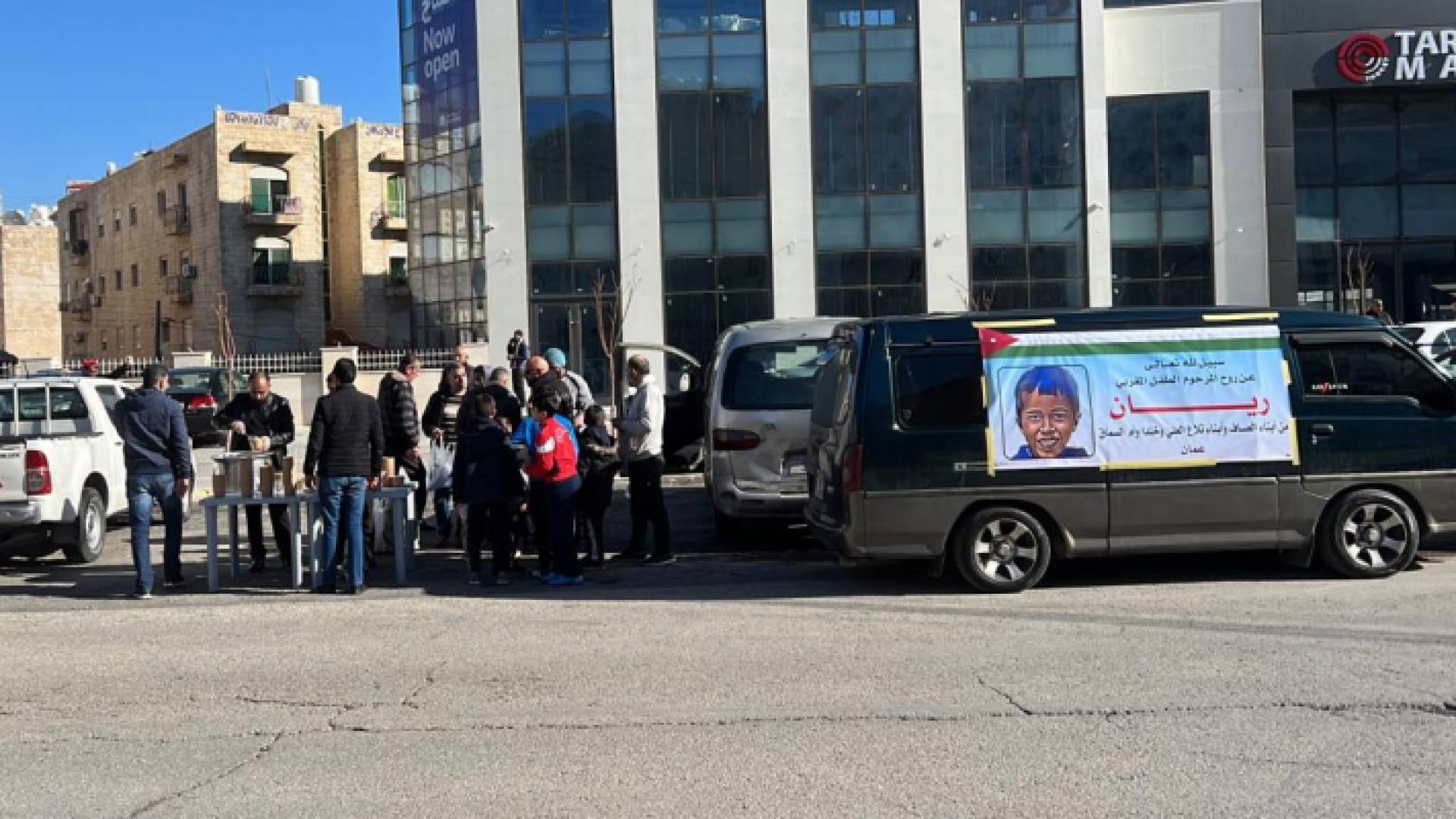 ابناء من منطقة تلاع العلي وخلدا وام السماق يوزعون منسف عن روح الطفل ريان