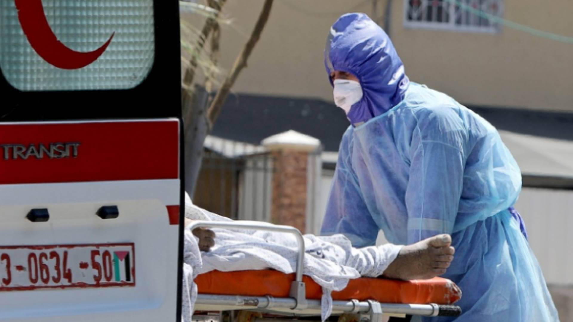 مصاب كورونا خلال نقله إلى أحد المستشفيات في غزة