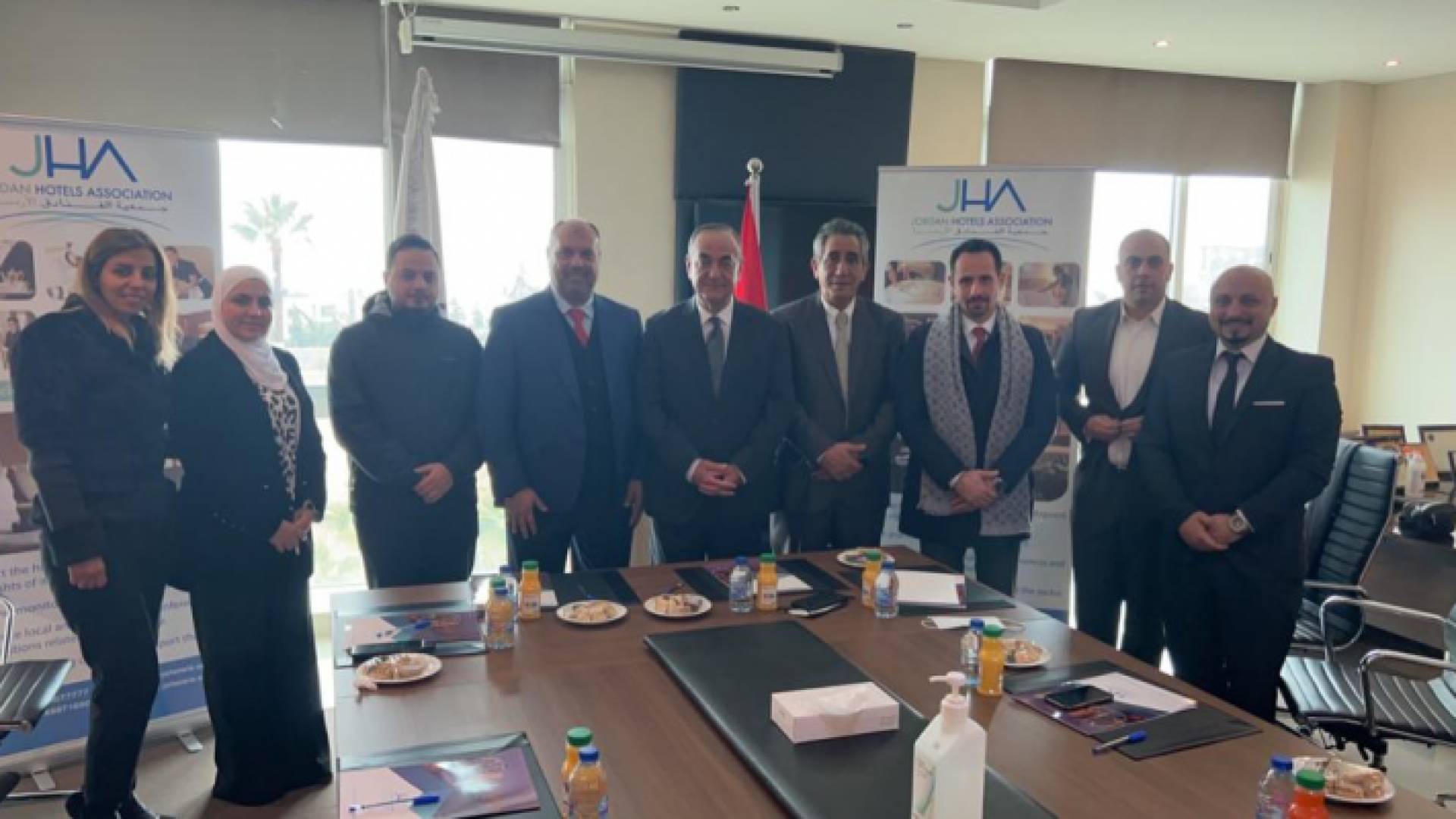 نقابة الخدمات العامة توقع اتفاقية جماعية تشمل جميع العاملين في قطاع الفنادق