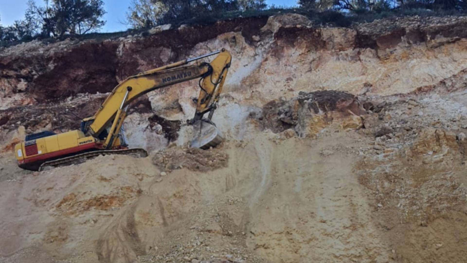 الصورة من أعمال إزالة الصخرة الآيلة للسقوط على شارع الستين في السلط