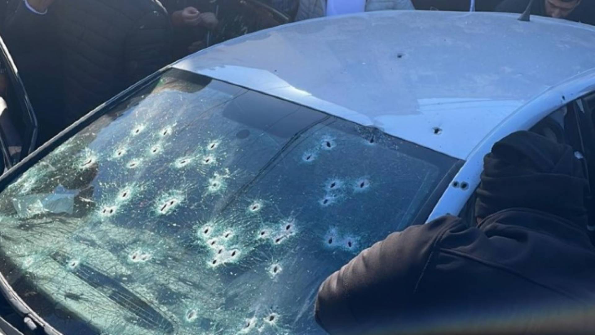 المركبة التي كان يستقلها الشبان الفلسطينيون الثلاثة بعد إطلاق قوات الاحتلال الإسرائيلي النار عليها