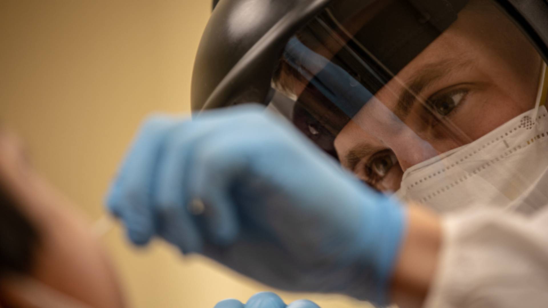 عامل في القطاع الصحي الفلسطيني يحضّر جرعة من لقاح كورونا - أرشيفية