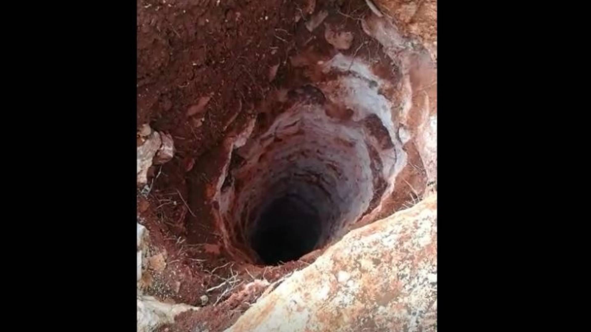 إحدى الآبار التي تم ردمها في الرمثا