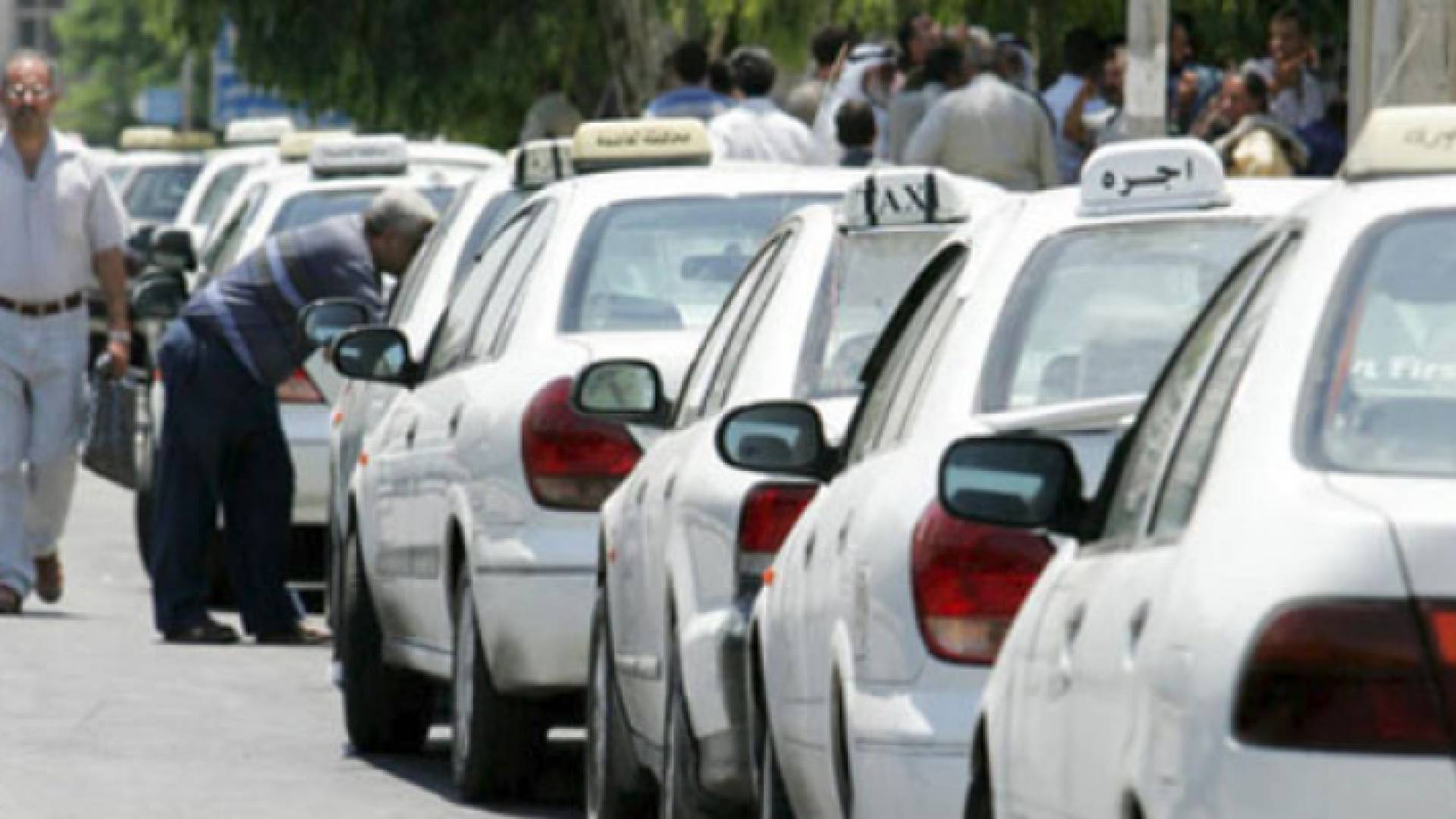 سائقو "سرافيس" مجمع المحطة يطالبون برفع أجرة النقل