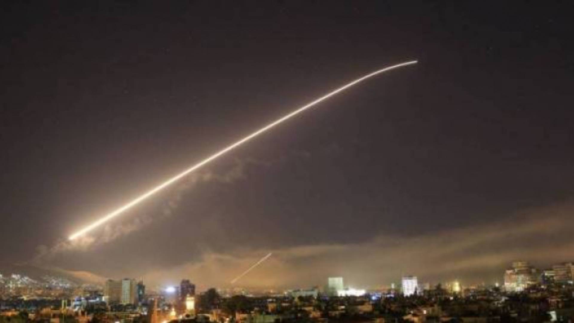 الدفاعات الجويةالسورية تتصدى لأهداف معادية في سماء دمشق - ارشيفية