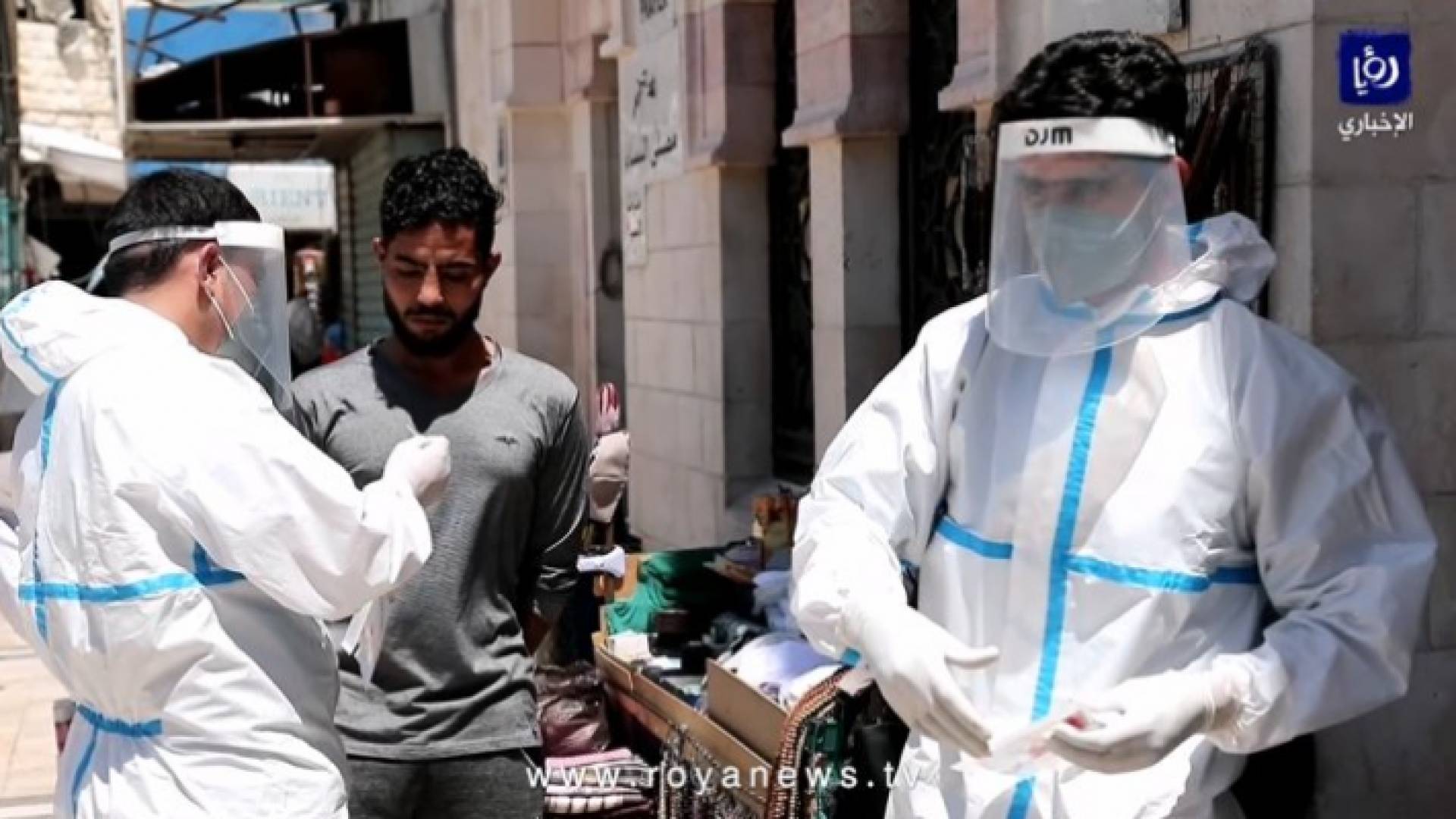 فرق التقصي الوبائي تأخذ عينة من أحد المواطنين - ارشيفية