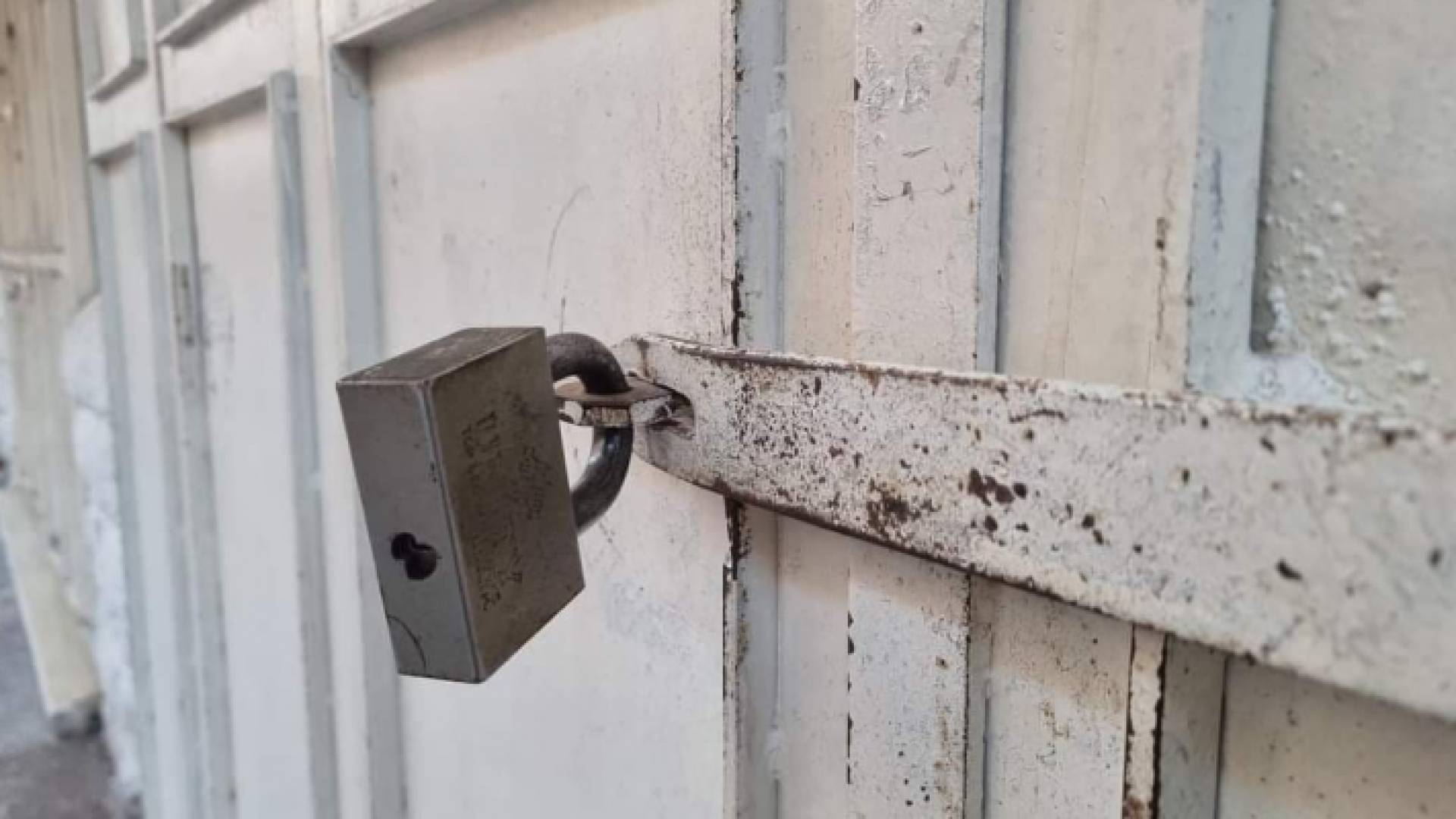 محل تجاري مغلق بقفل