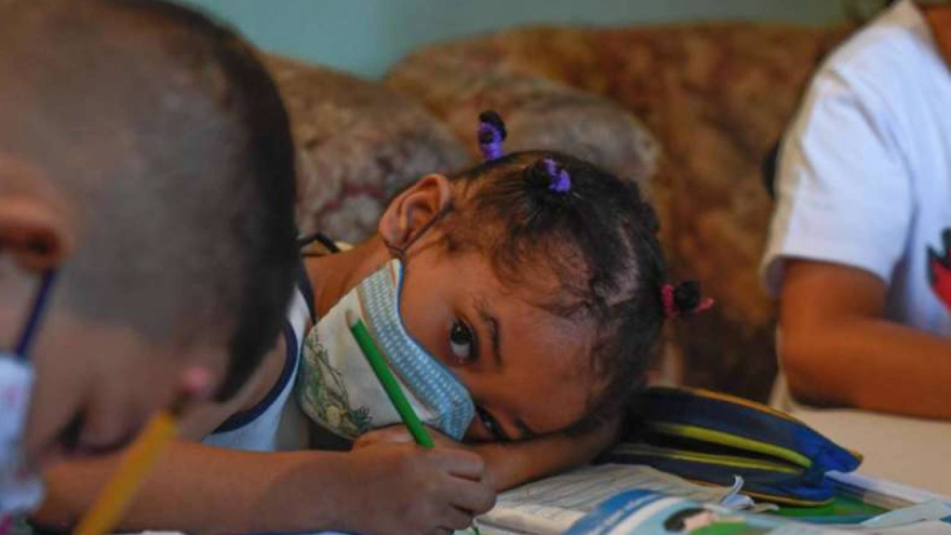 طفلة ترتدي كمامة