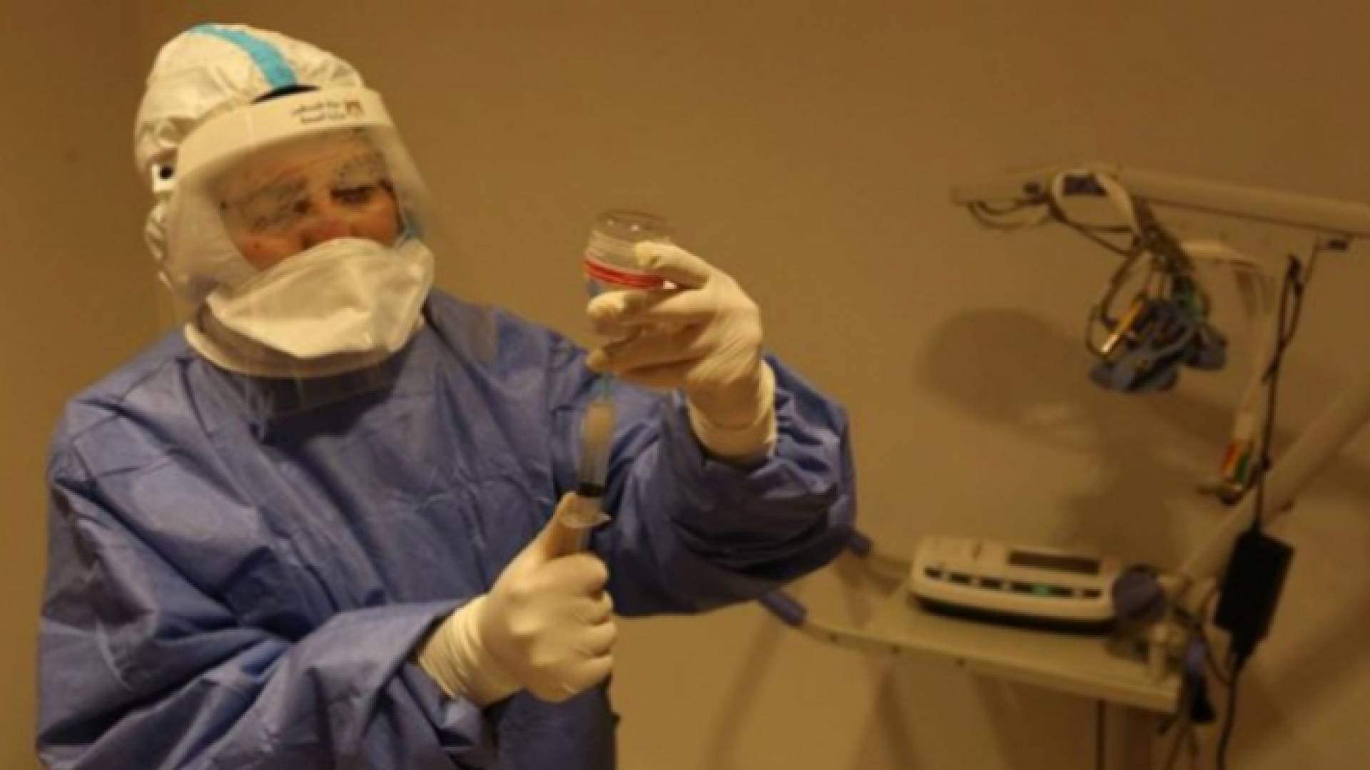 عامل في القطاع الصحي الفلسطيني يحضر جرعة من لقاح كورونا - أرشيفية