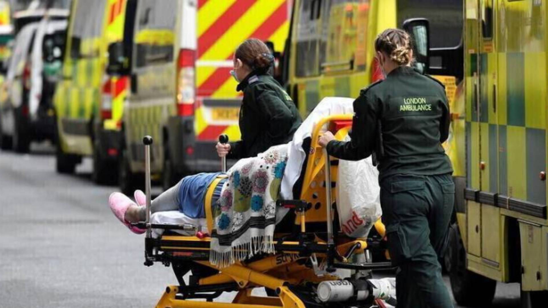 مصاب كورونا خلال نقله إلى أحد المستشفيات في بريطانيا