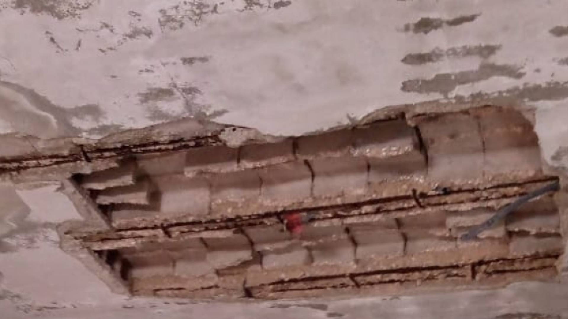 إخلاء أسرة تعرض سقف منزلها للانهيار