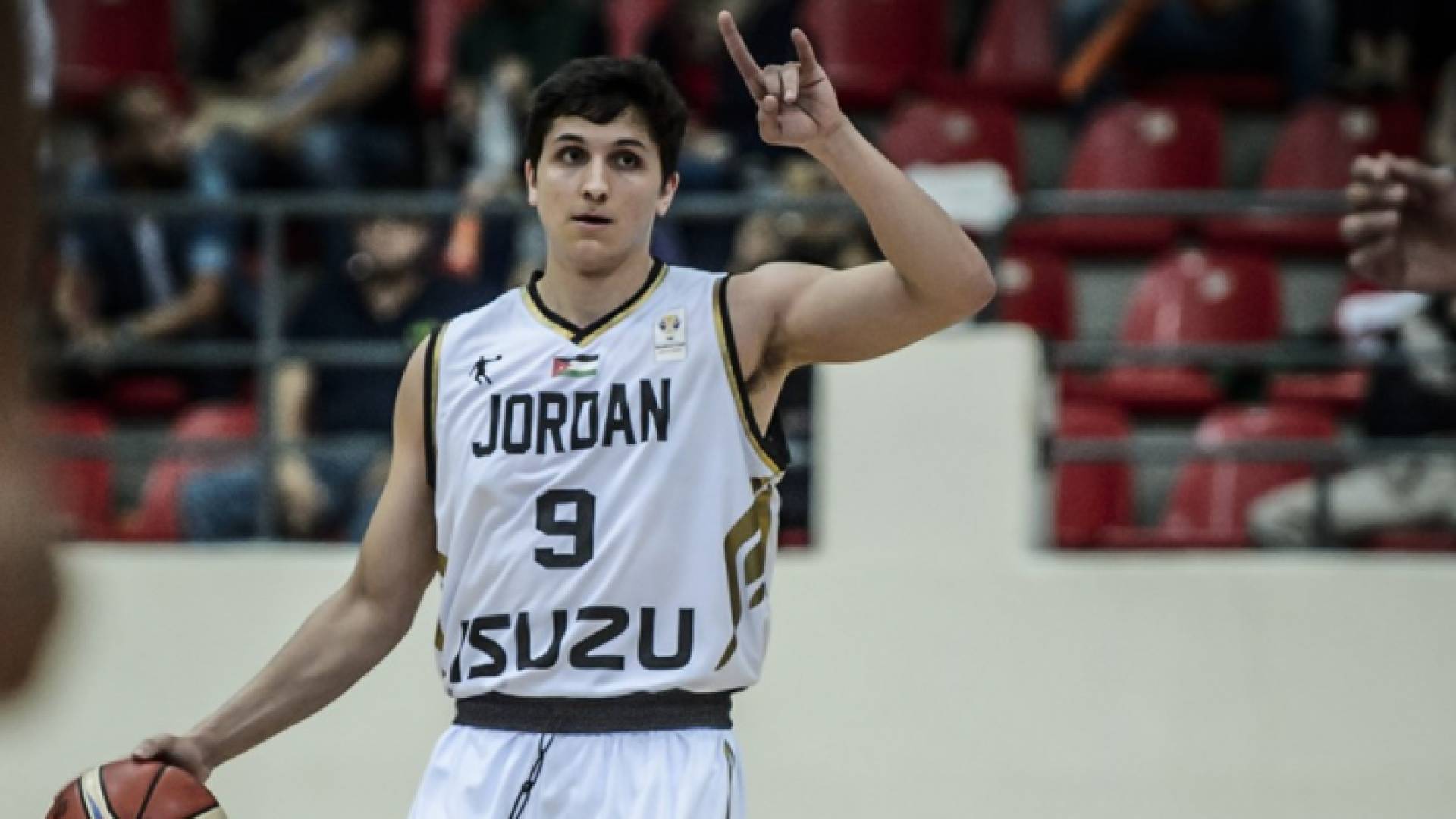 لاعب المنتخب الوطني لكرة السلة سامي بزيع