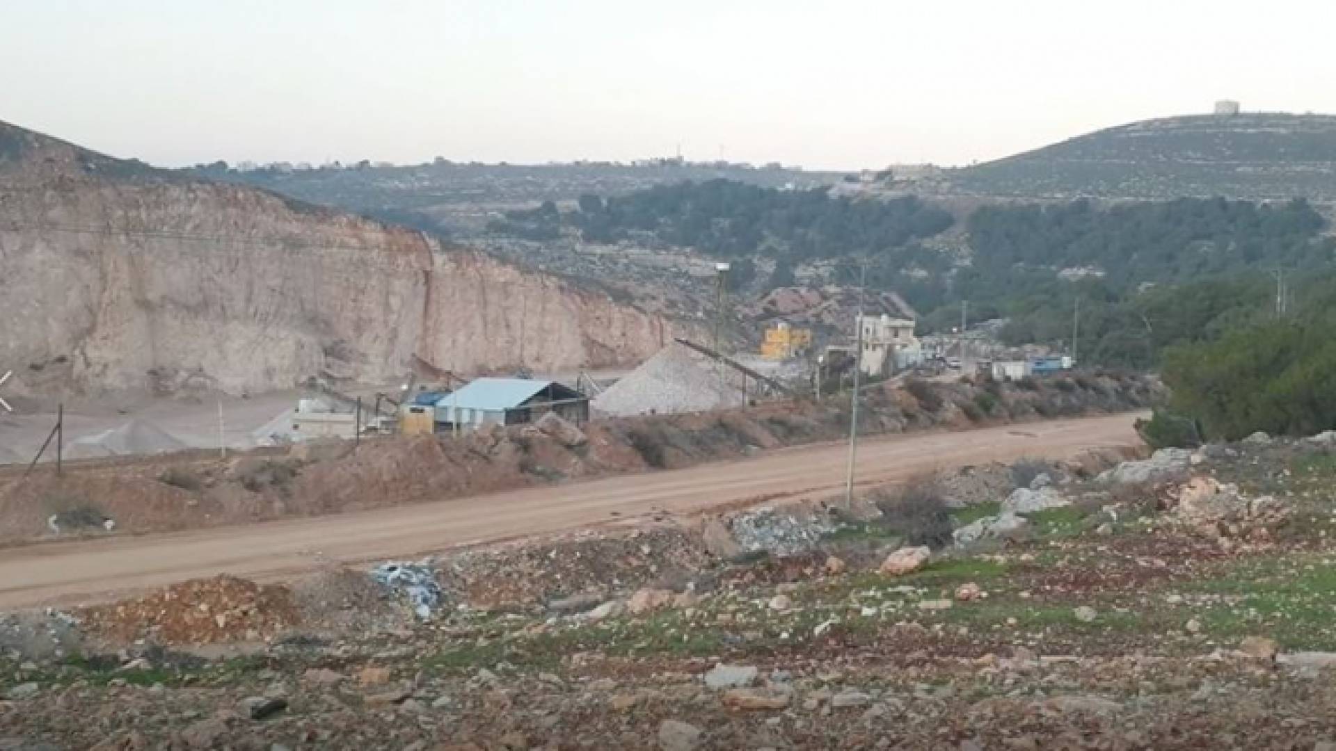 إحدى الكسارات في صمد