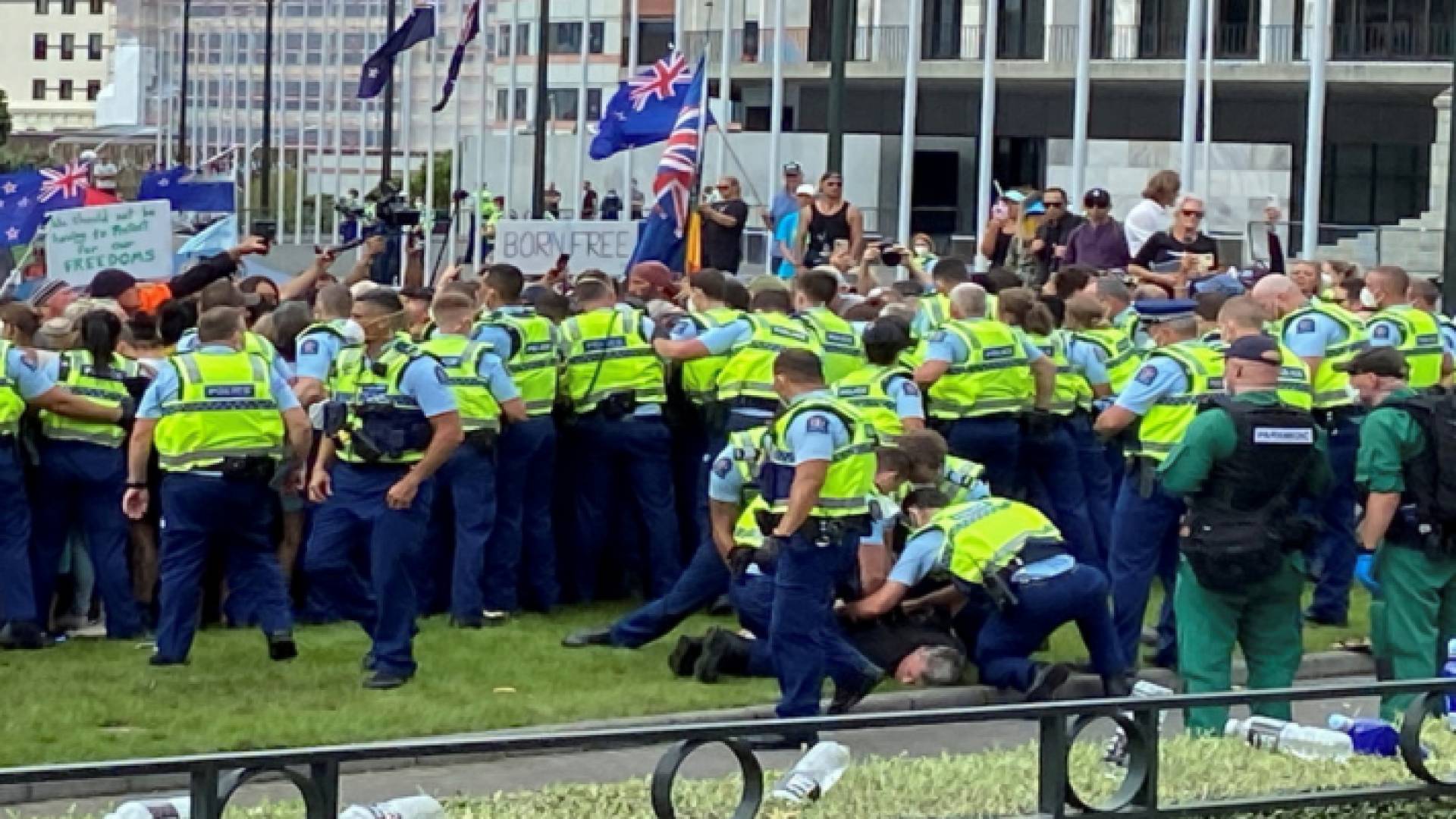شرطة نيوزيلندا تزيل مخيم اعتصام لمحتجين ضد لقاحات كوفيد