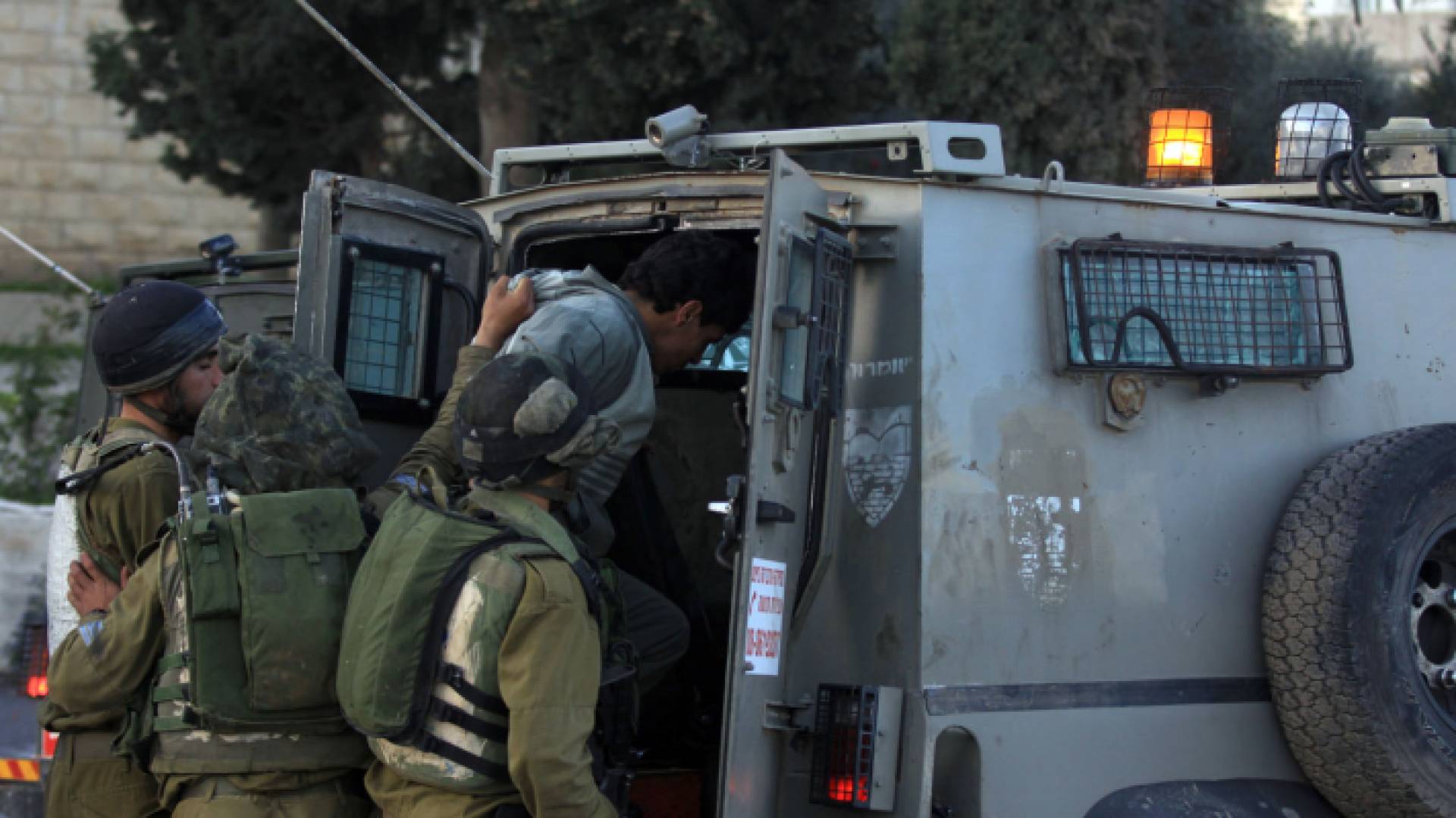 الاحتلال يعتقل فلسطينيا