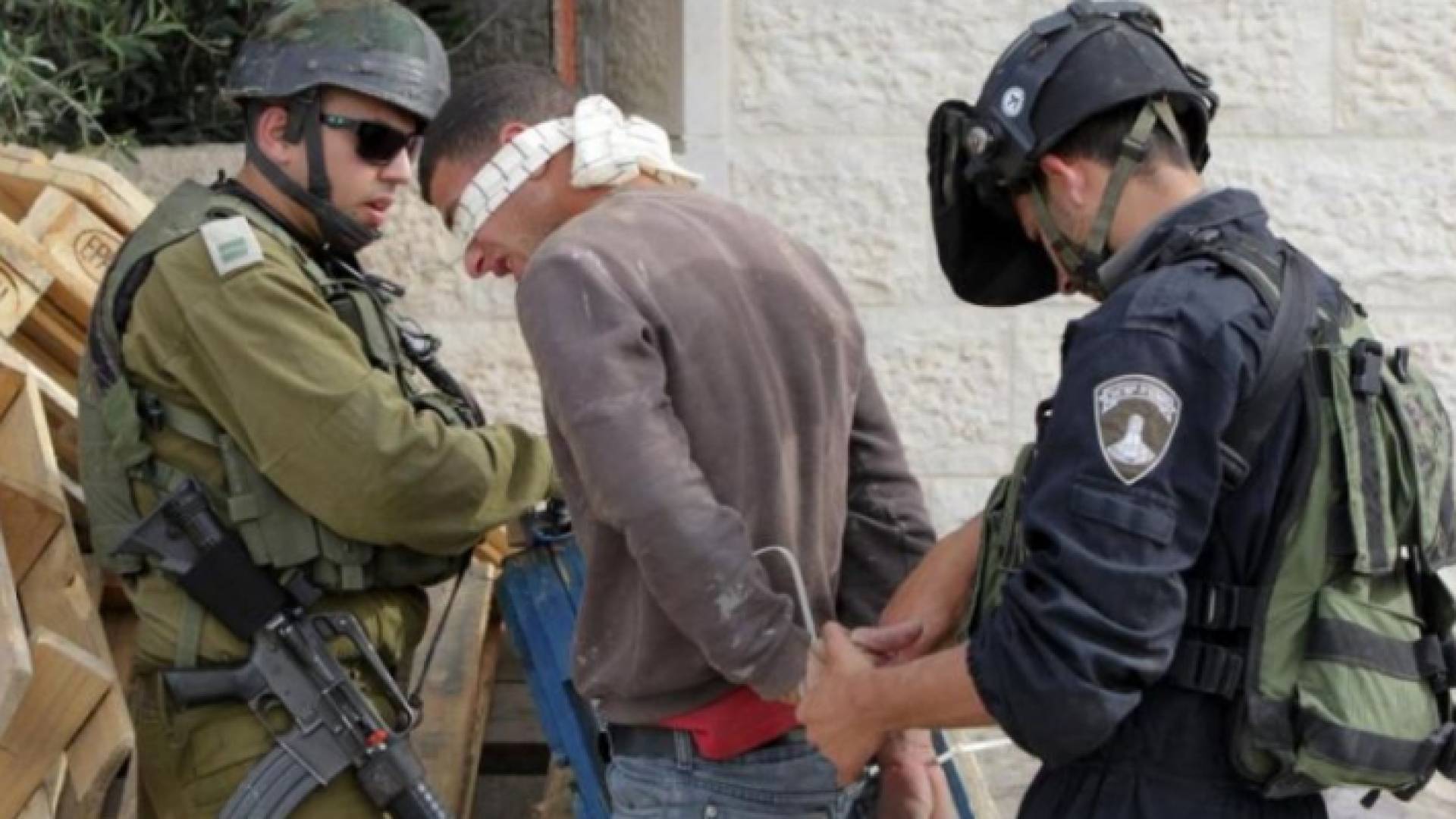 قوات الاحتلال الإسرائيلي تعتقل شابا فلسطينيا - أرشيفية