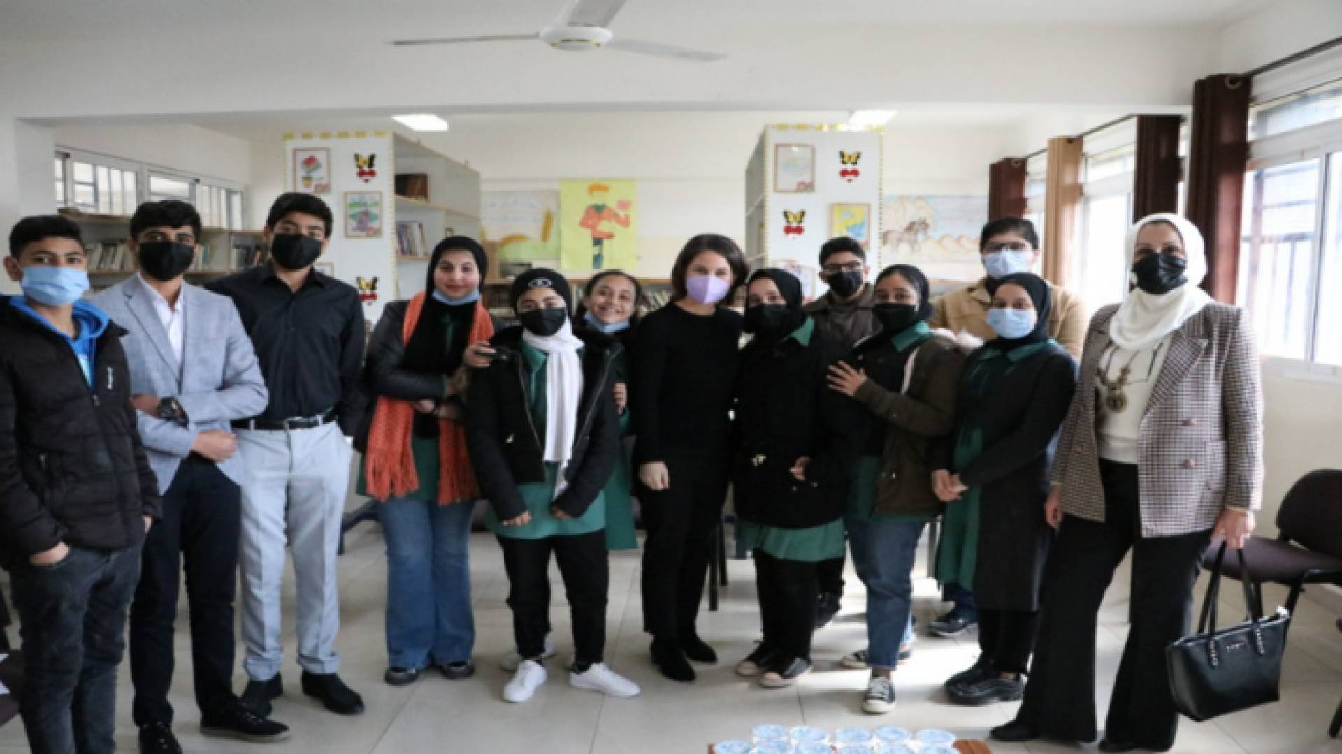 وزيرة الخارجية الألمانية أنالينا بربوك في مدرسة تابعة للأونروا