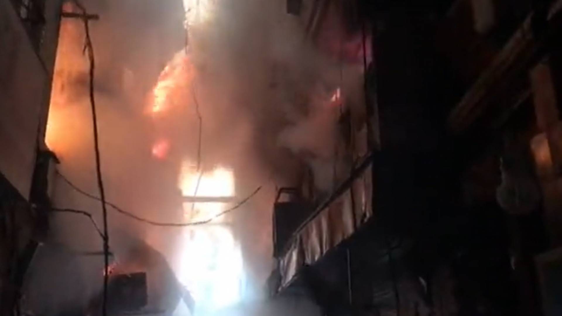 الحريق المشتعل في سوق الأحذية