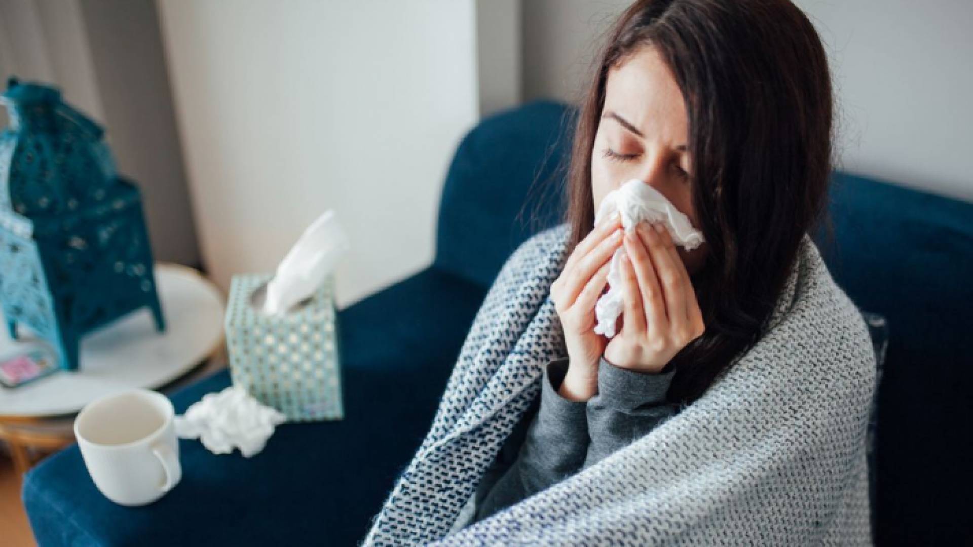 سيدة تعاني من أعراض كورونا