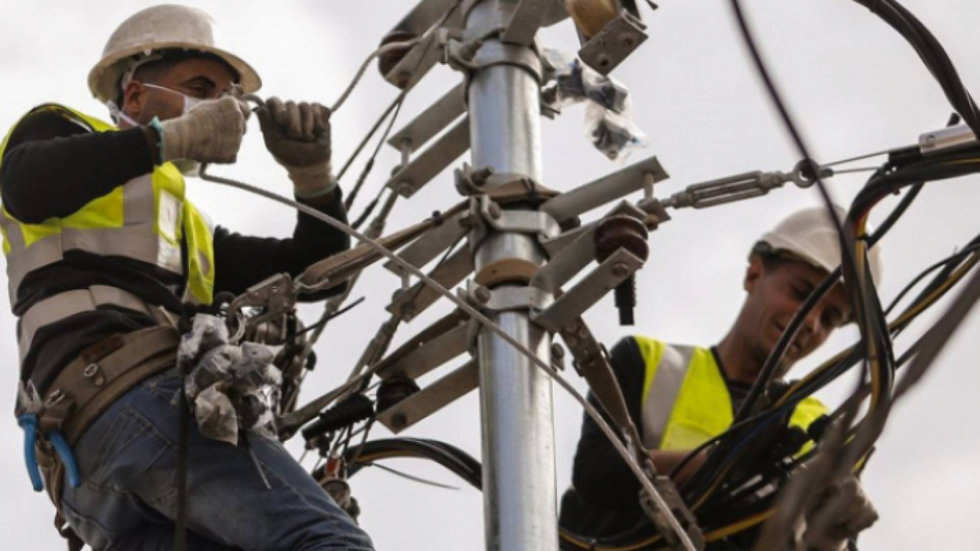 عاملون في الكهرباء