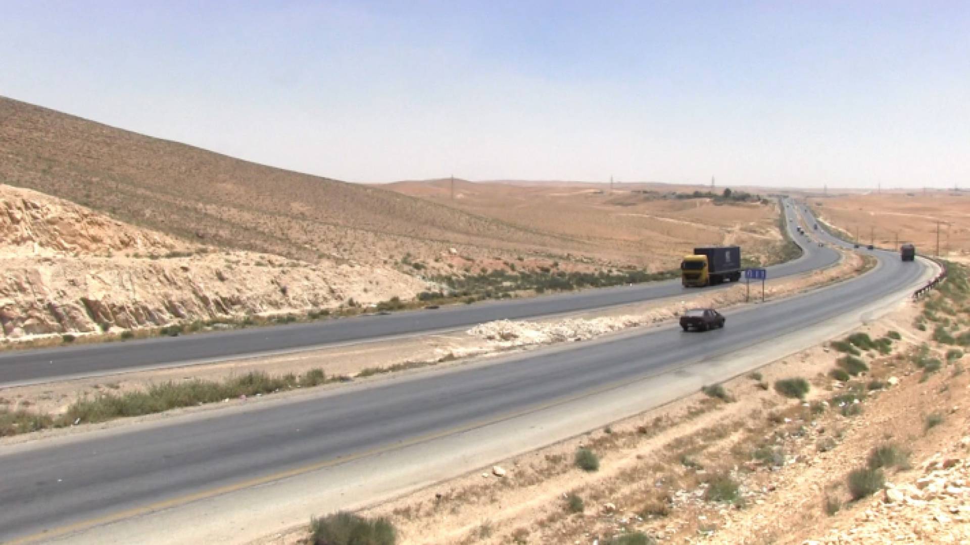 بدء العمل بإعادة تأهيل الطريق الصحراوي من رأس النقب - دبة حانوت