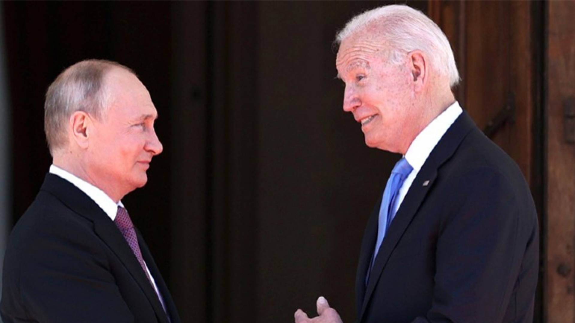 بايدن يحذّر بوتين من غزو أوكرانيا: ستترتب عليه "كلفة باهظة وفورية"