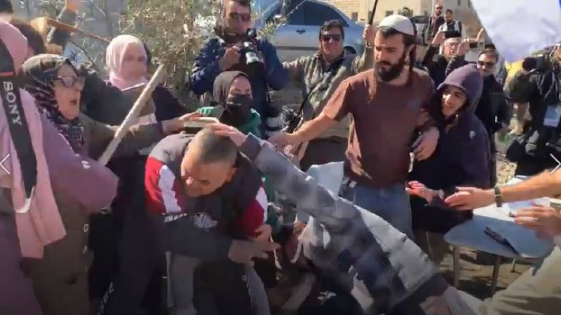 اصابات في اعتداء المستوطنين المتطرفين على أهالي الشيخ جراح