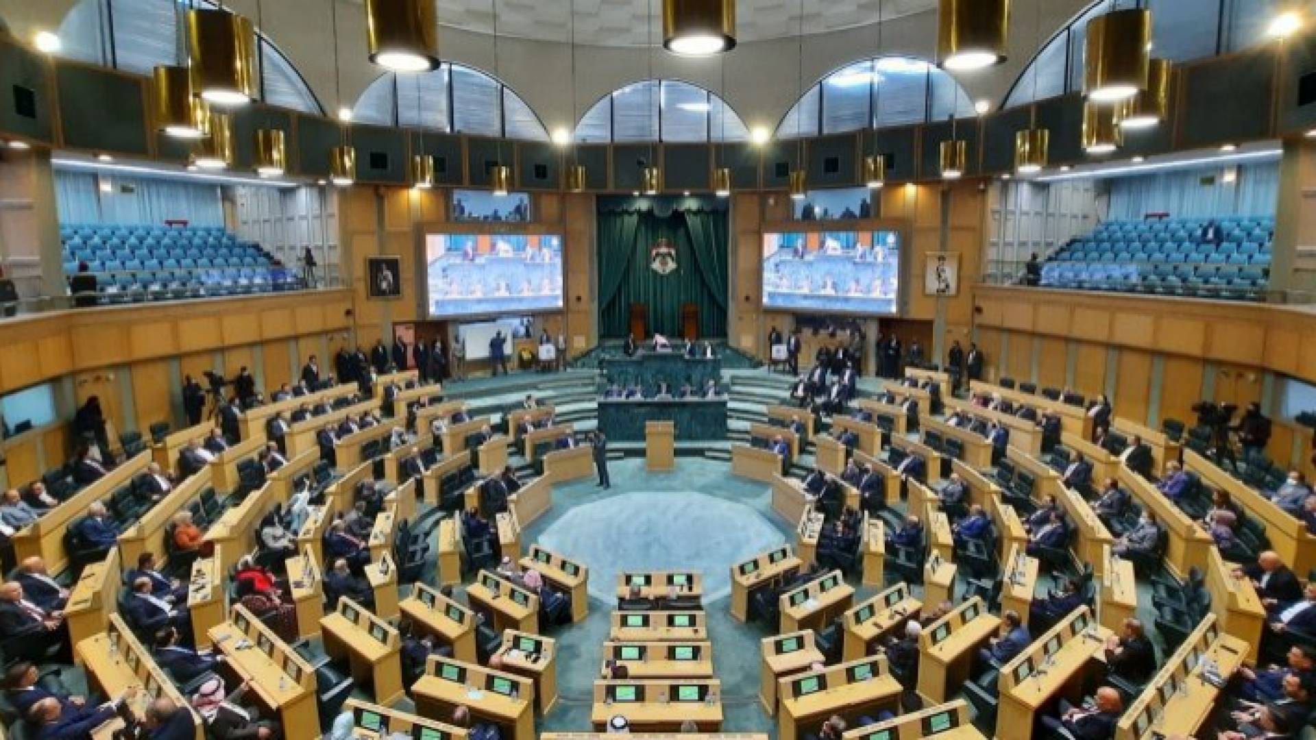 نواب يطالبون الخصاونة بإنصاف مجموعة عاملين في "الفوسفات"