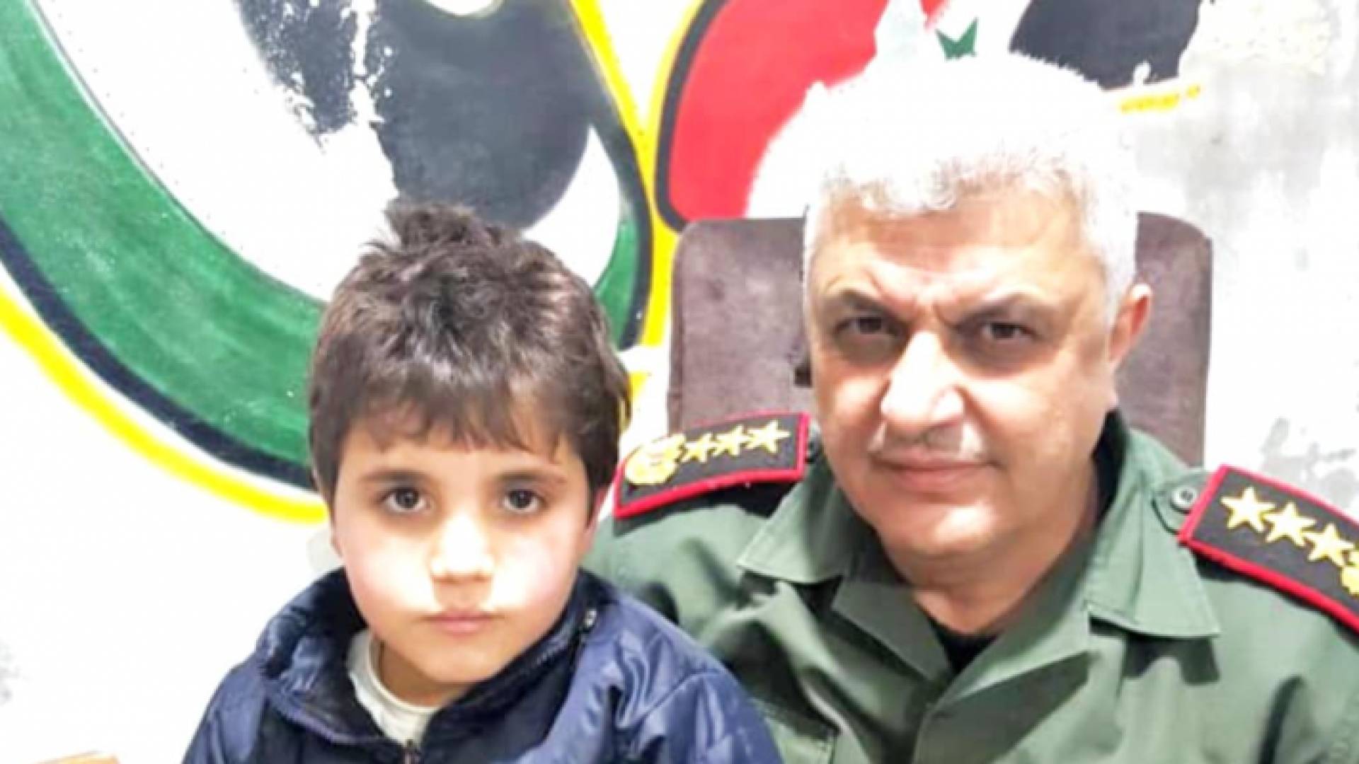 صورة للطفل فواز القطيفان بعد تحريره من الخاطفين