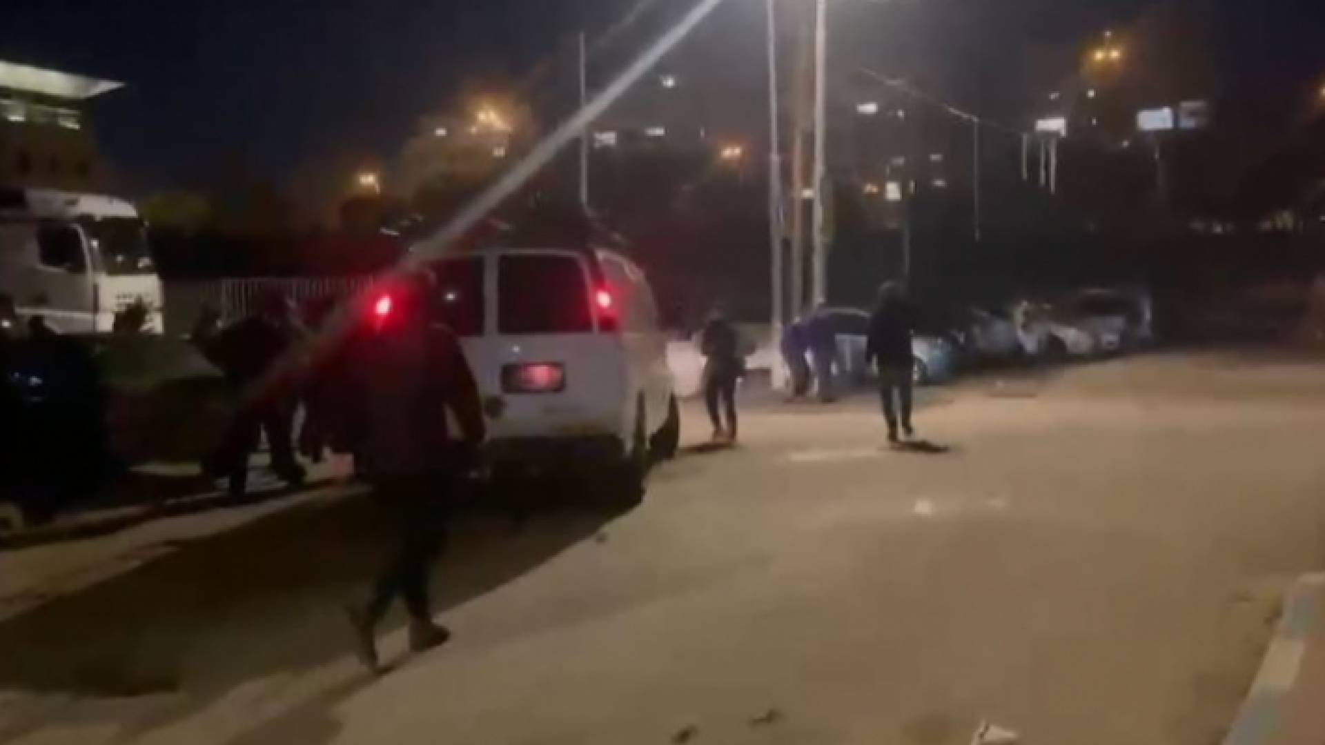 مستوطنون يعتدون على مركبات الأهالي في حي الشيخ