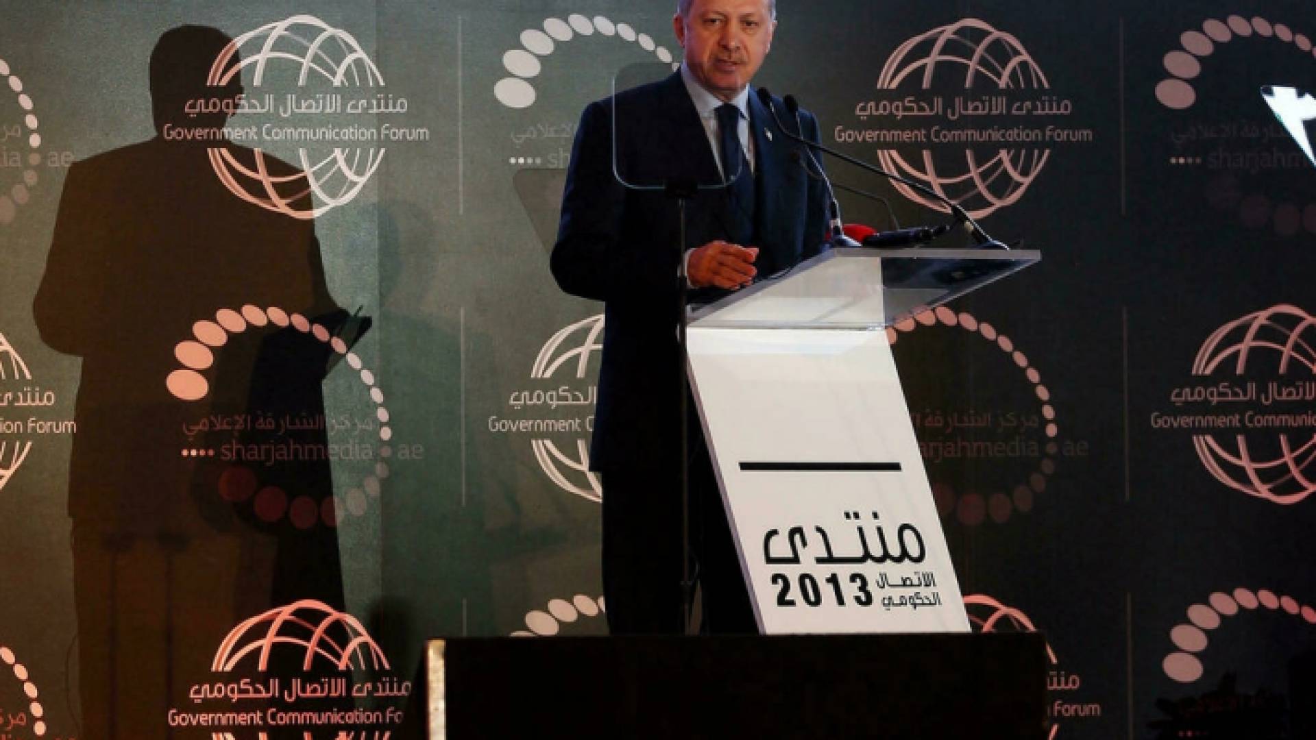 الرئيس التركي رجب طيب اردوغان يلقي خطابا خلال زيارة للشارقة في الامارات حين كان رئيسا للوزراء في 24 شباط/فبراير 2013