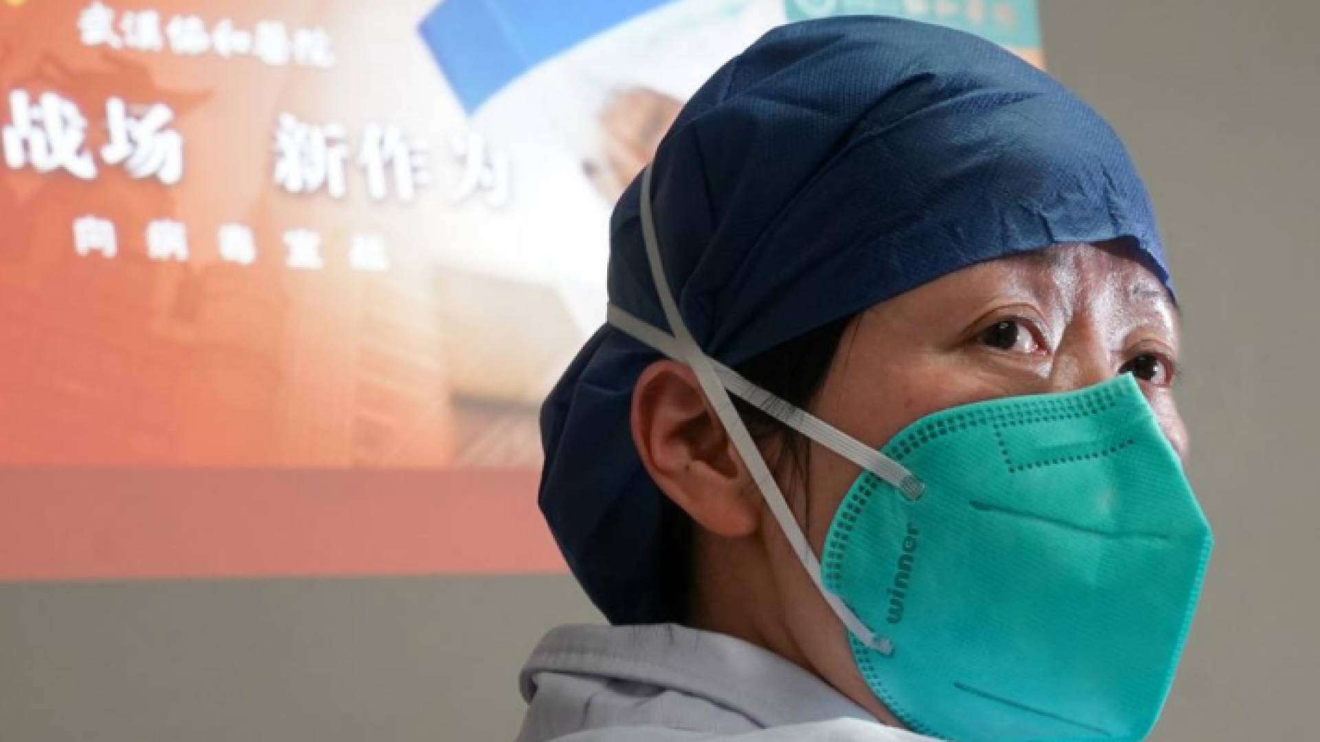 مواطنة صينية ترتدي كمامة