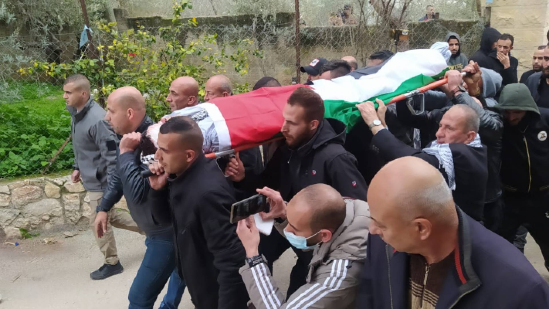 الفلسطينيون يشيعون جثمان الفتى ابوصلاح