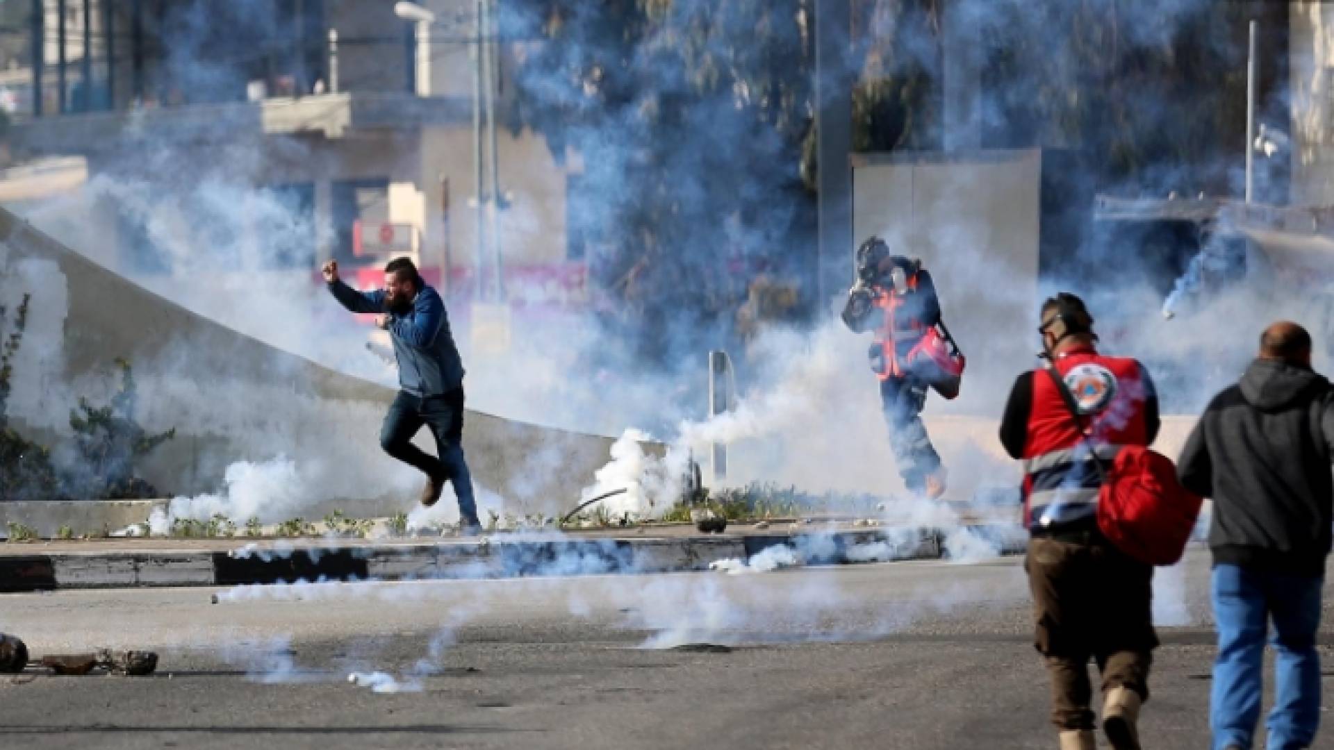 فلسطينيون خلال مواجهات مع الاحتلال