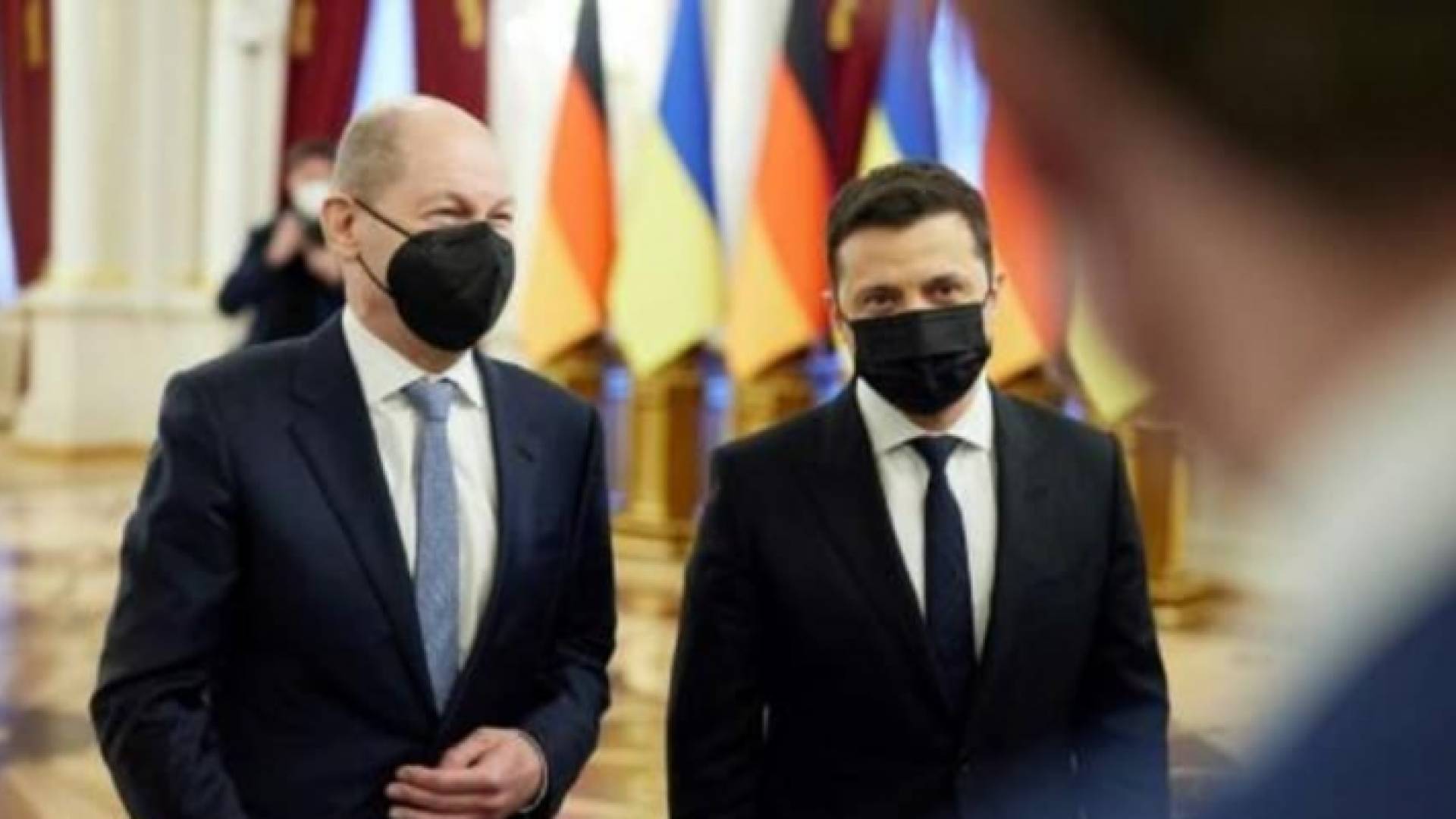 المستشار الألماني أولاف شولتس (يسار) مع الرئيس الأوكراني فولوديمير زيلينكسي في كييف في 14 شباط/فبراير 2022